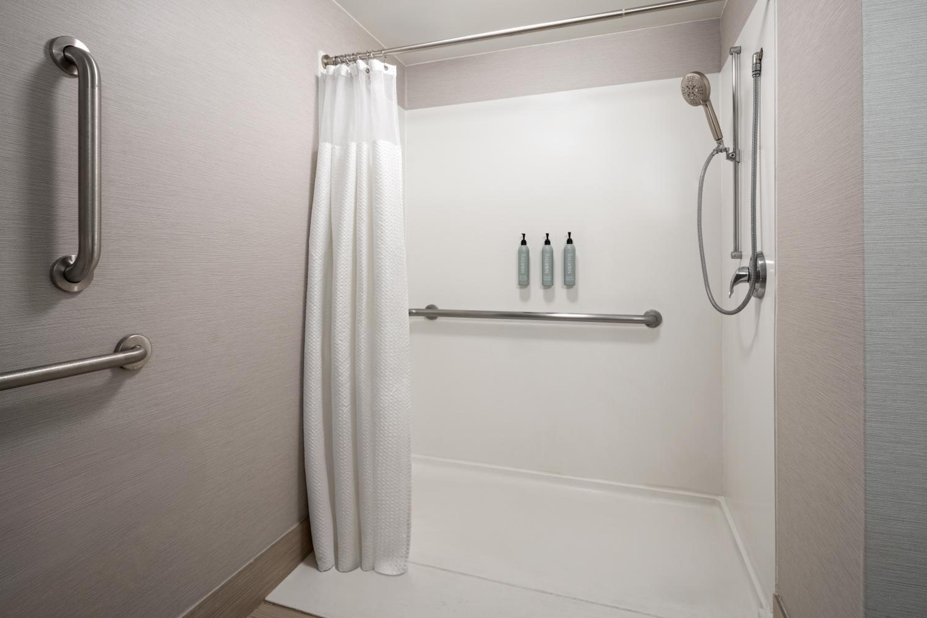 Queen Room with Two Queen Beds and Roll-In Shower - Mobility Access - Photo 4