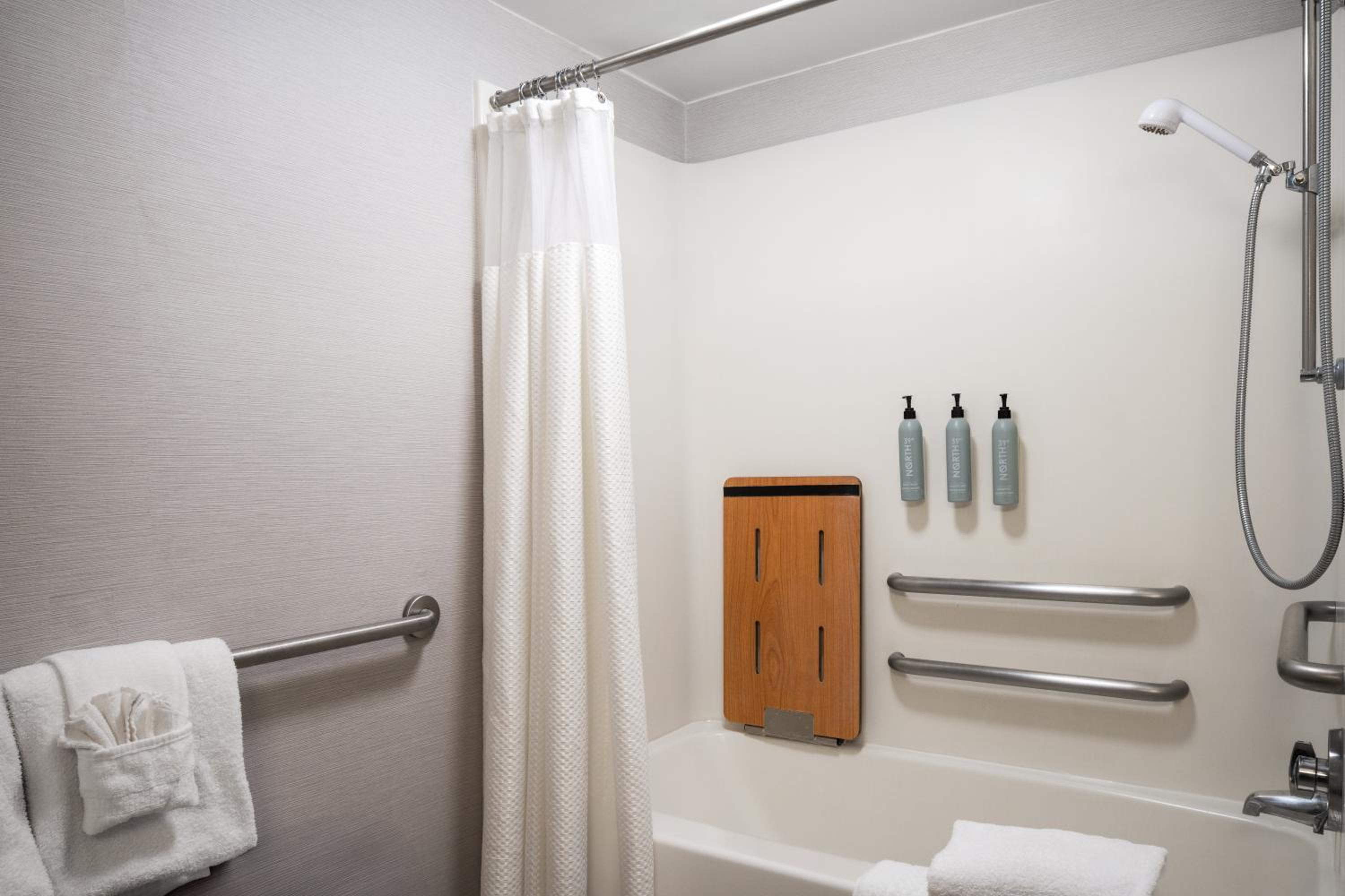 King Room with Roll-In Shower - Mobility Accessible - Photo 2