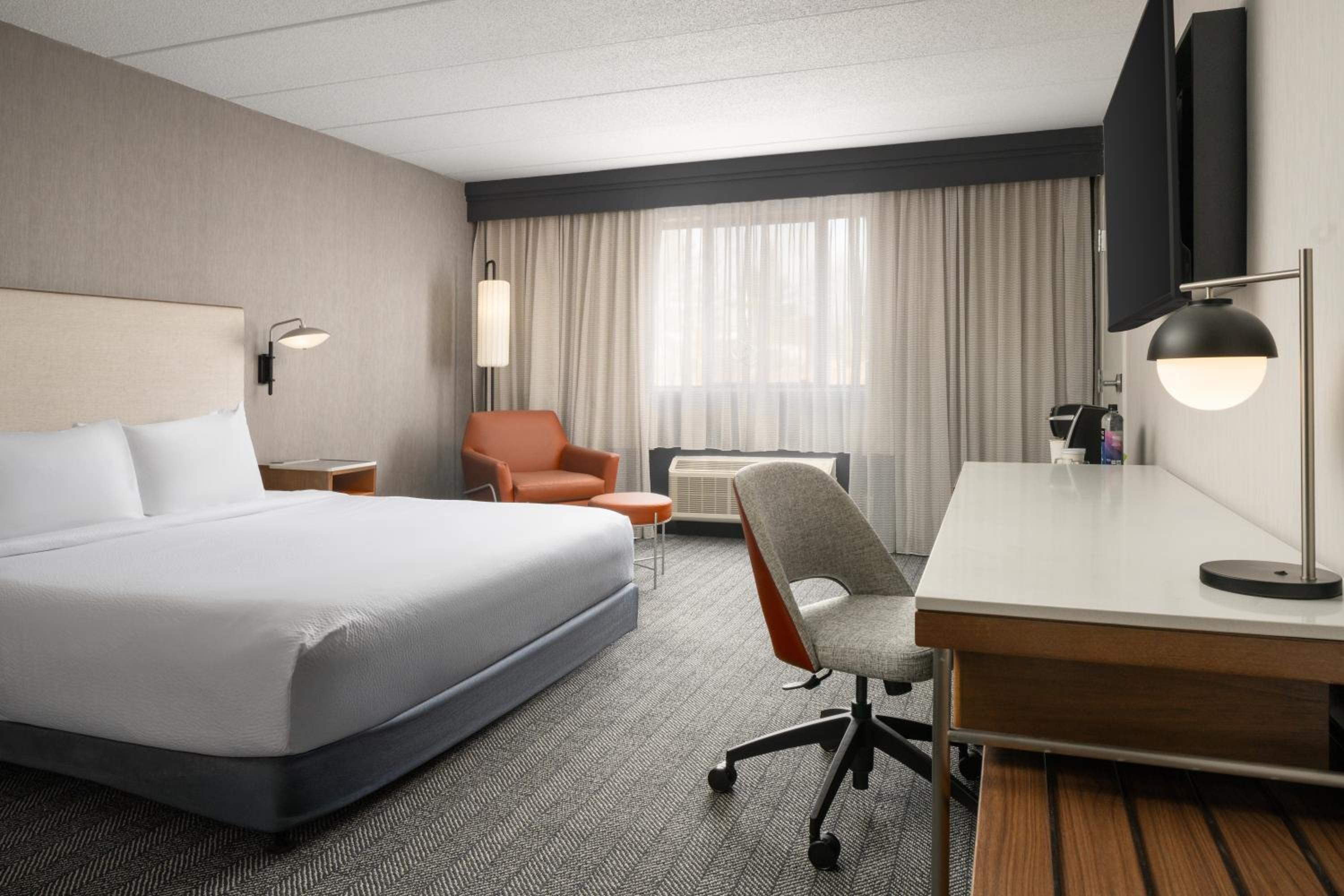 King Room with Roll-In Shower - Mobility Accessible - Photo 1
