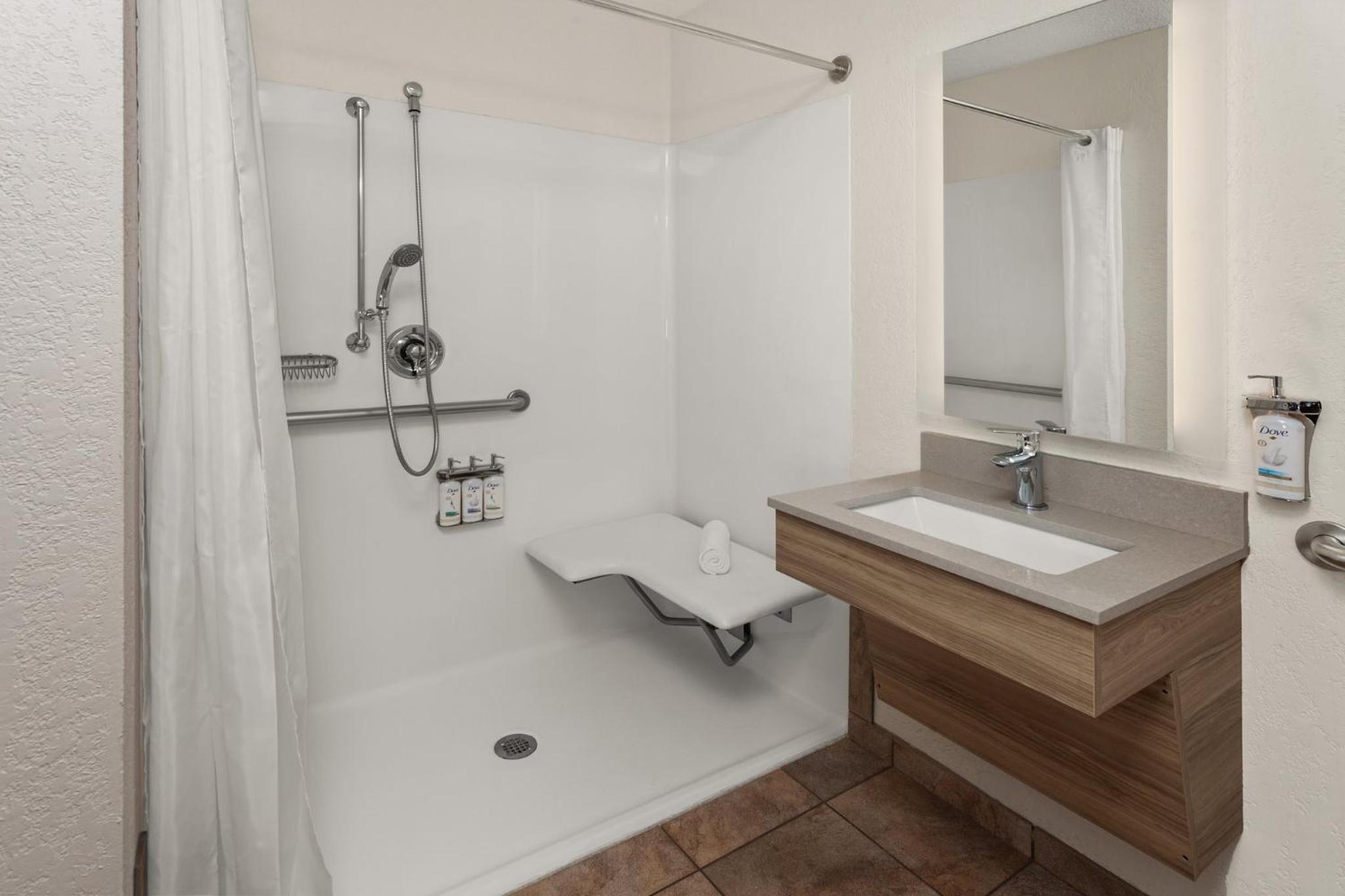Double Room with Two Double Beds - Disability Access photo 3
