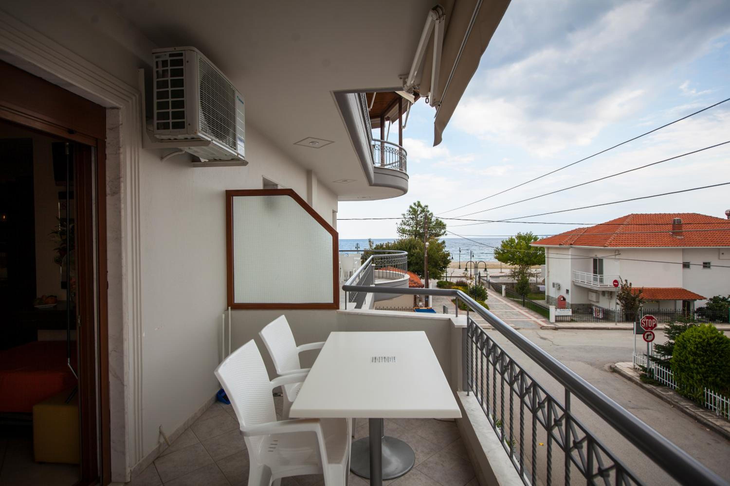 Deluxe Double Room with Balcony and Sea View - Photo 13