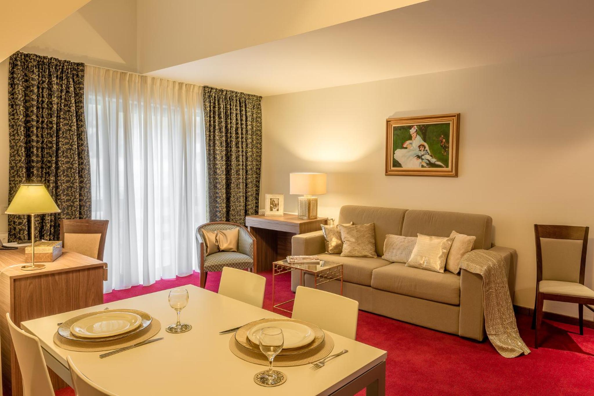 Executive Suite - Photo 9