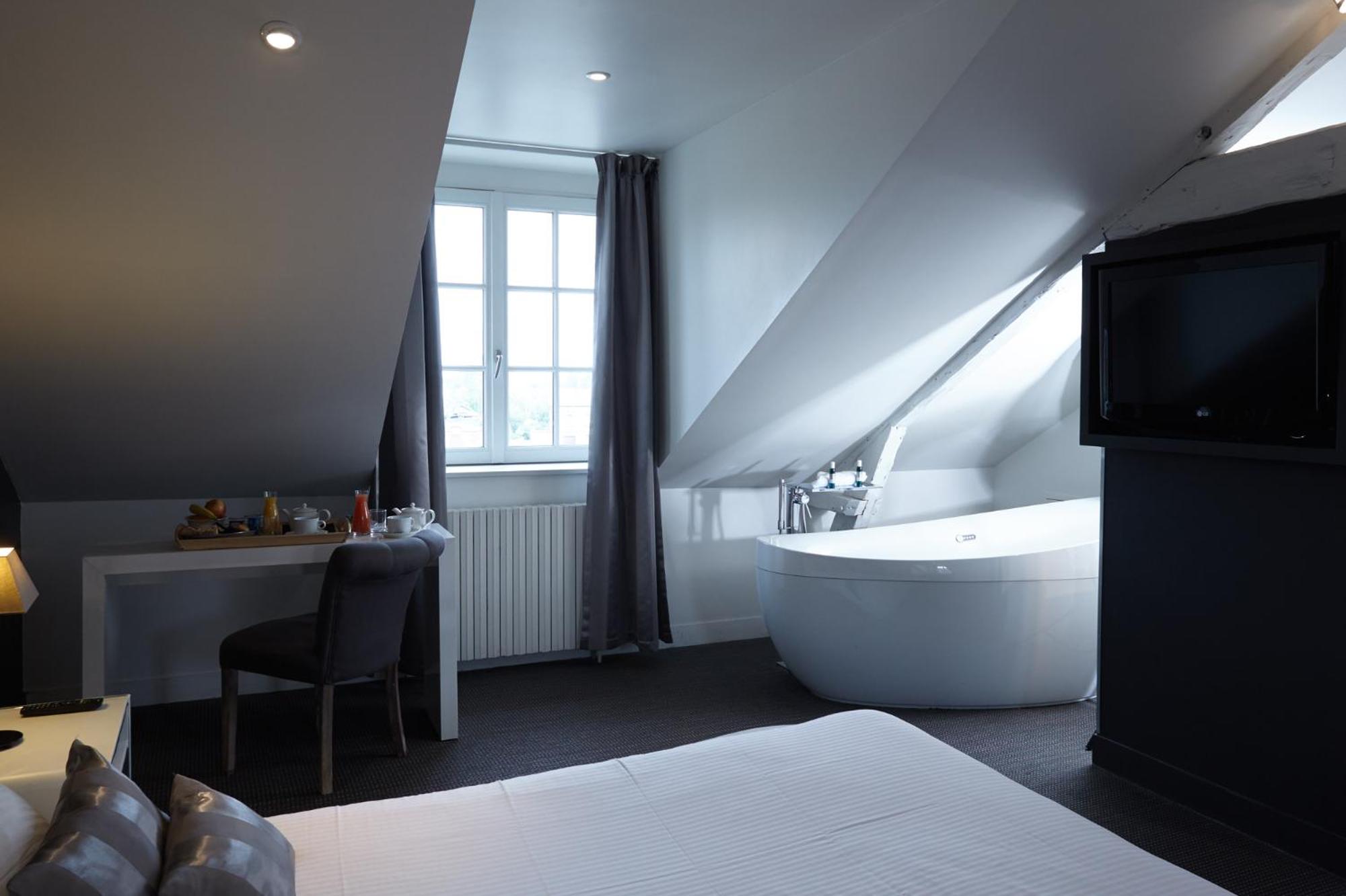 Junior Suite Open Space with Canal View