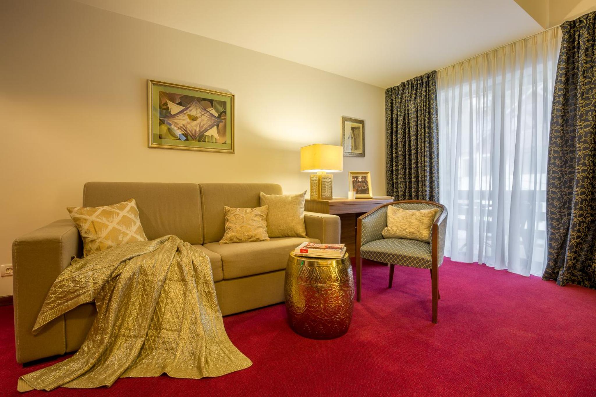 Executive Suite - Photo 1