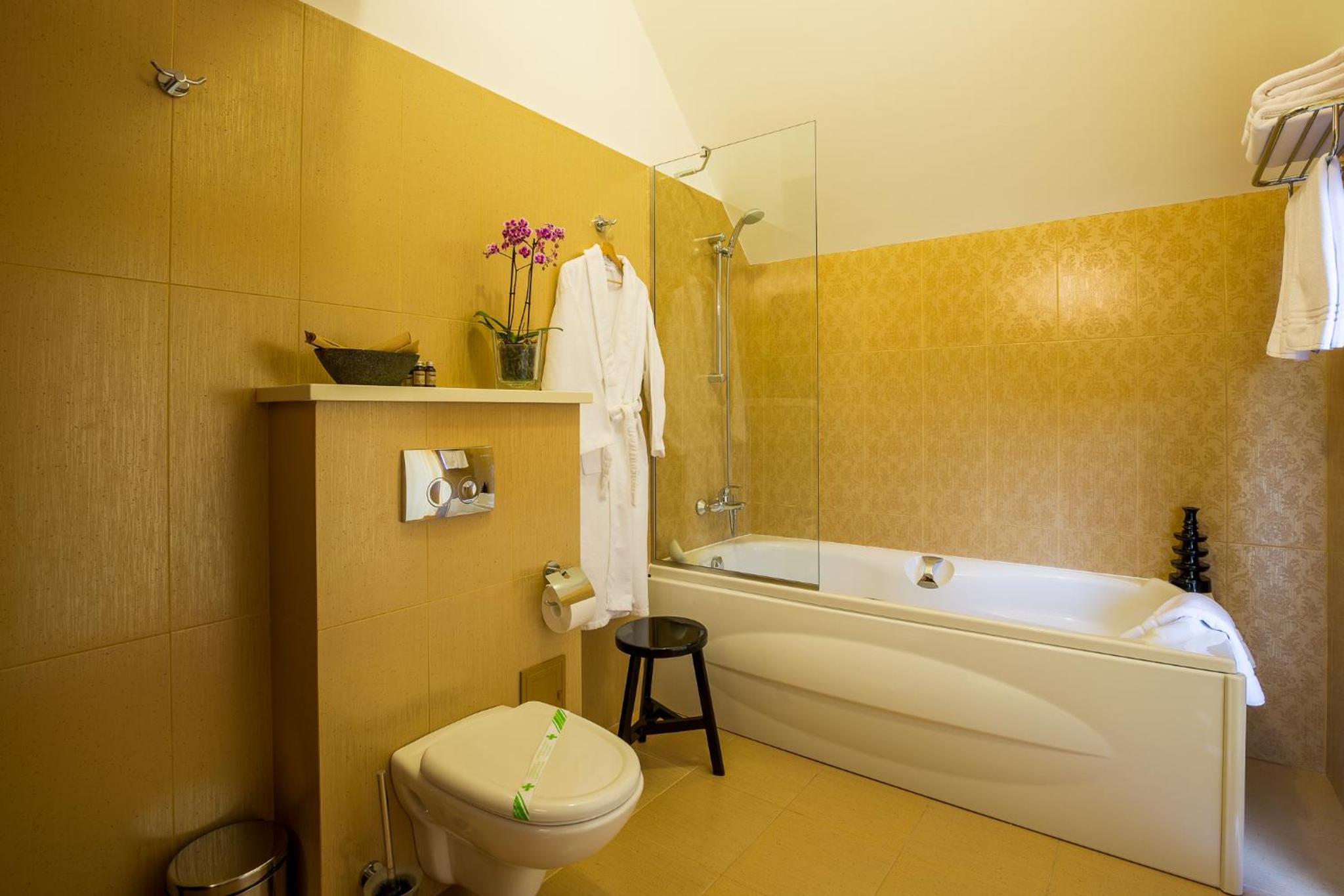 Executive Suite - Photo 5