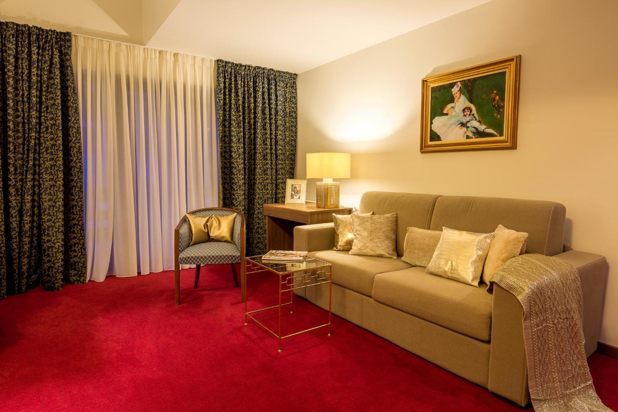 Executive Suite - Photo 2