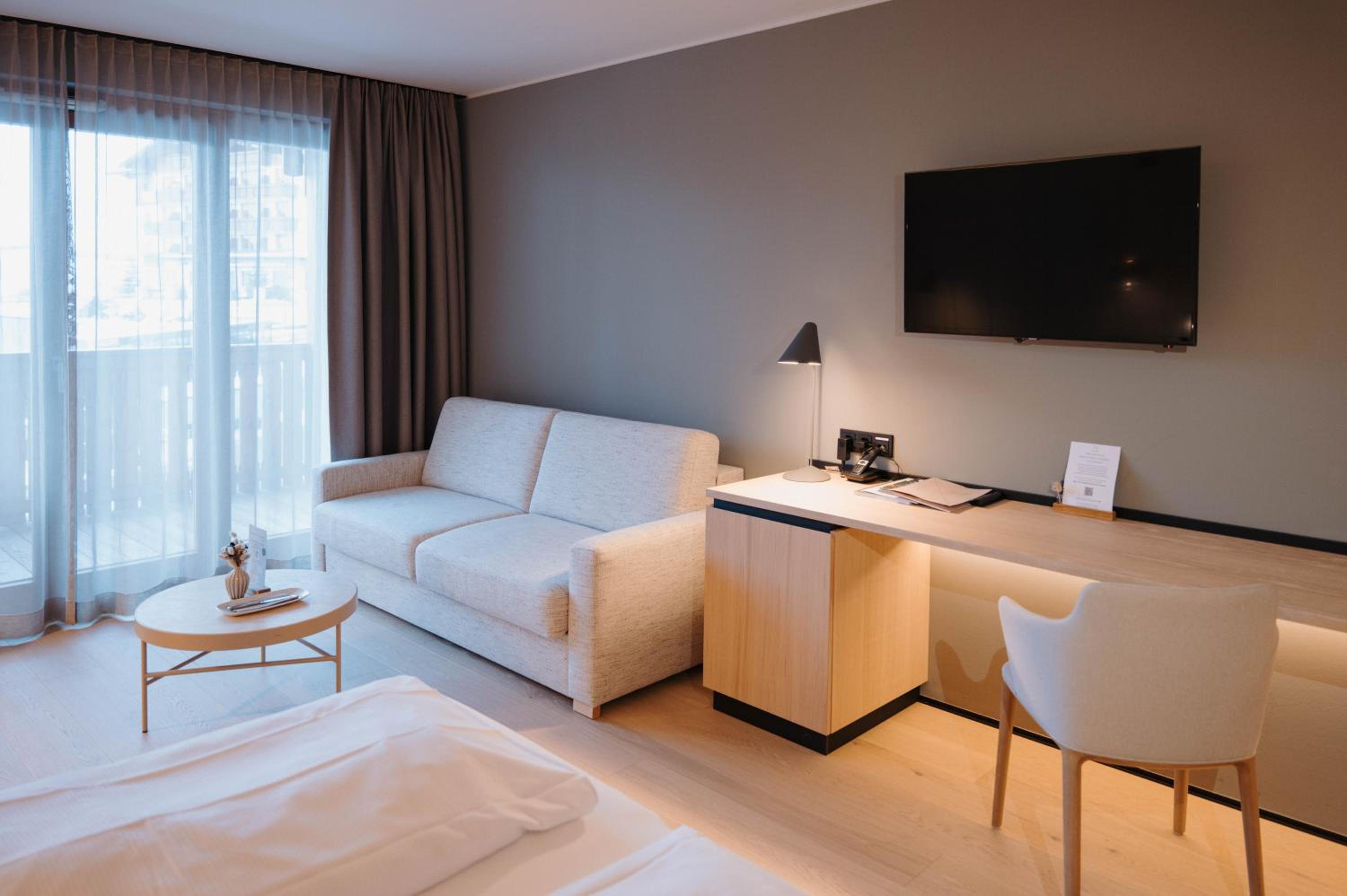 Deluxe Double Room with Balcony photo 3
