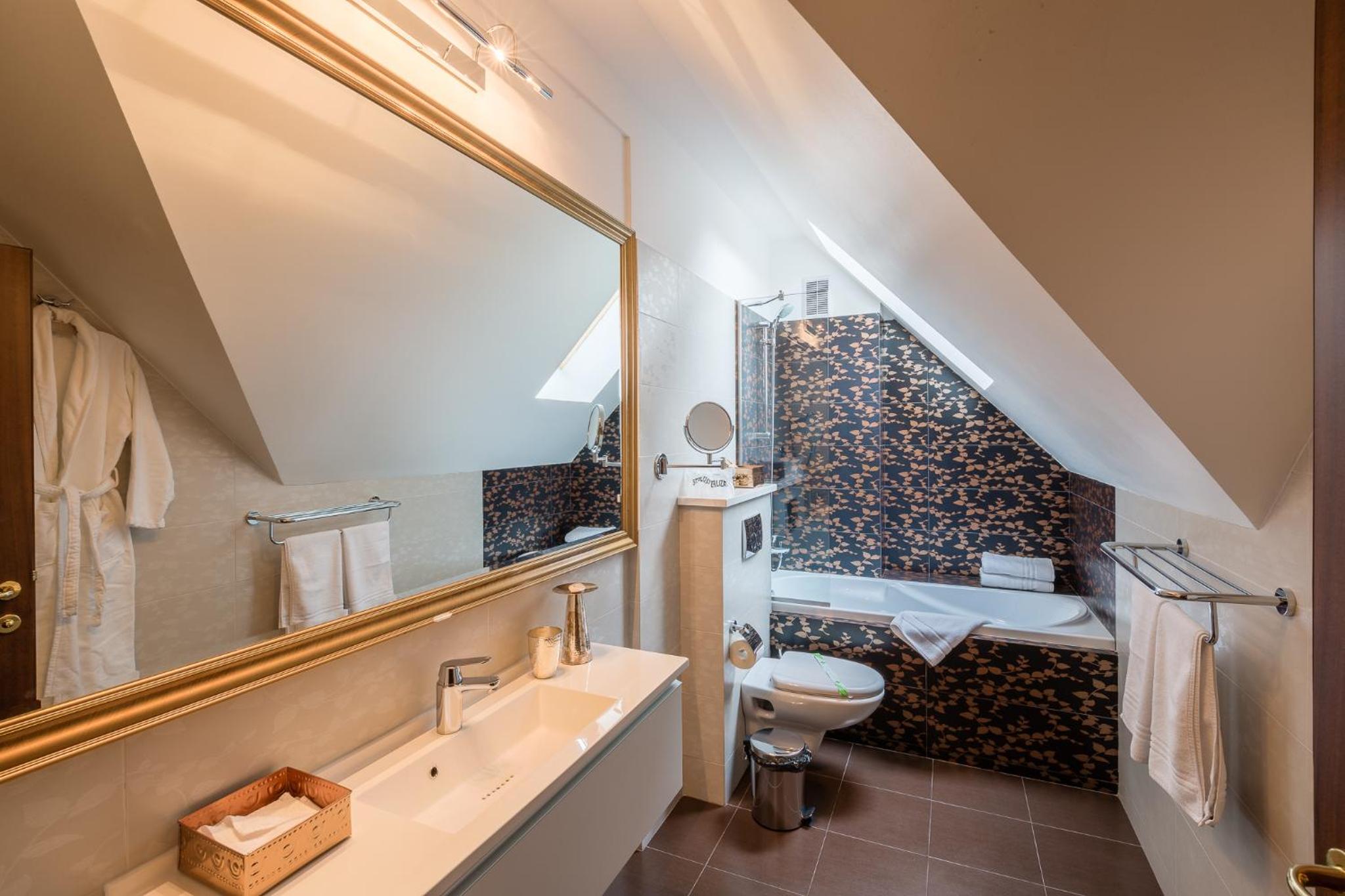 Deluxe Suite - Photo 5