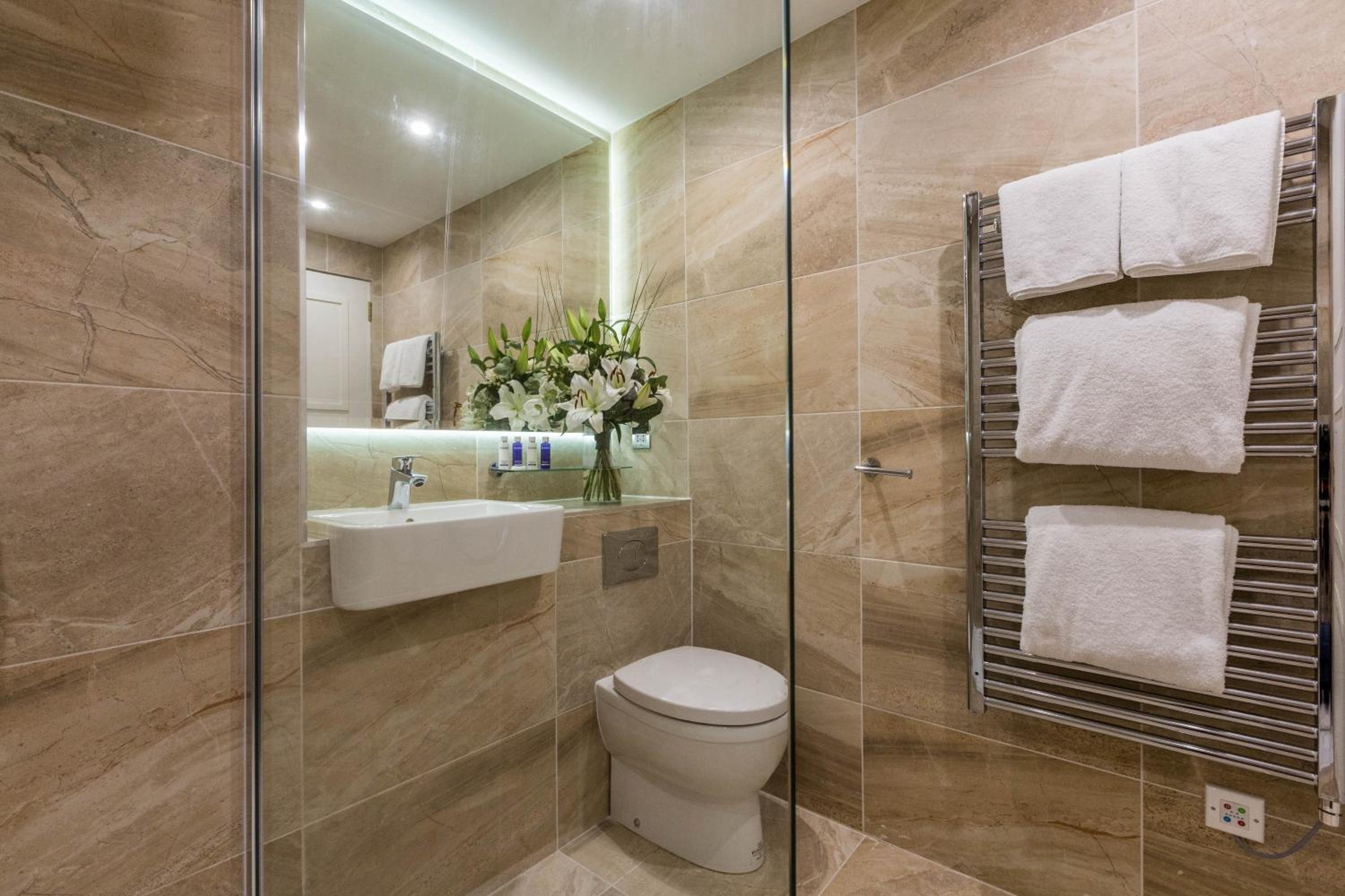 Junior King Suite with Sofa Bed - Photo 3