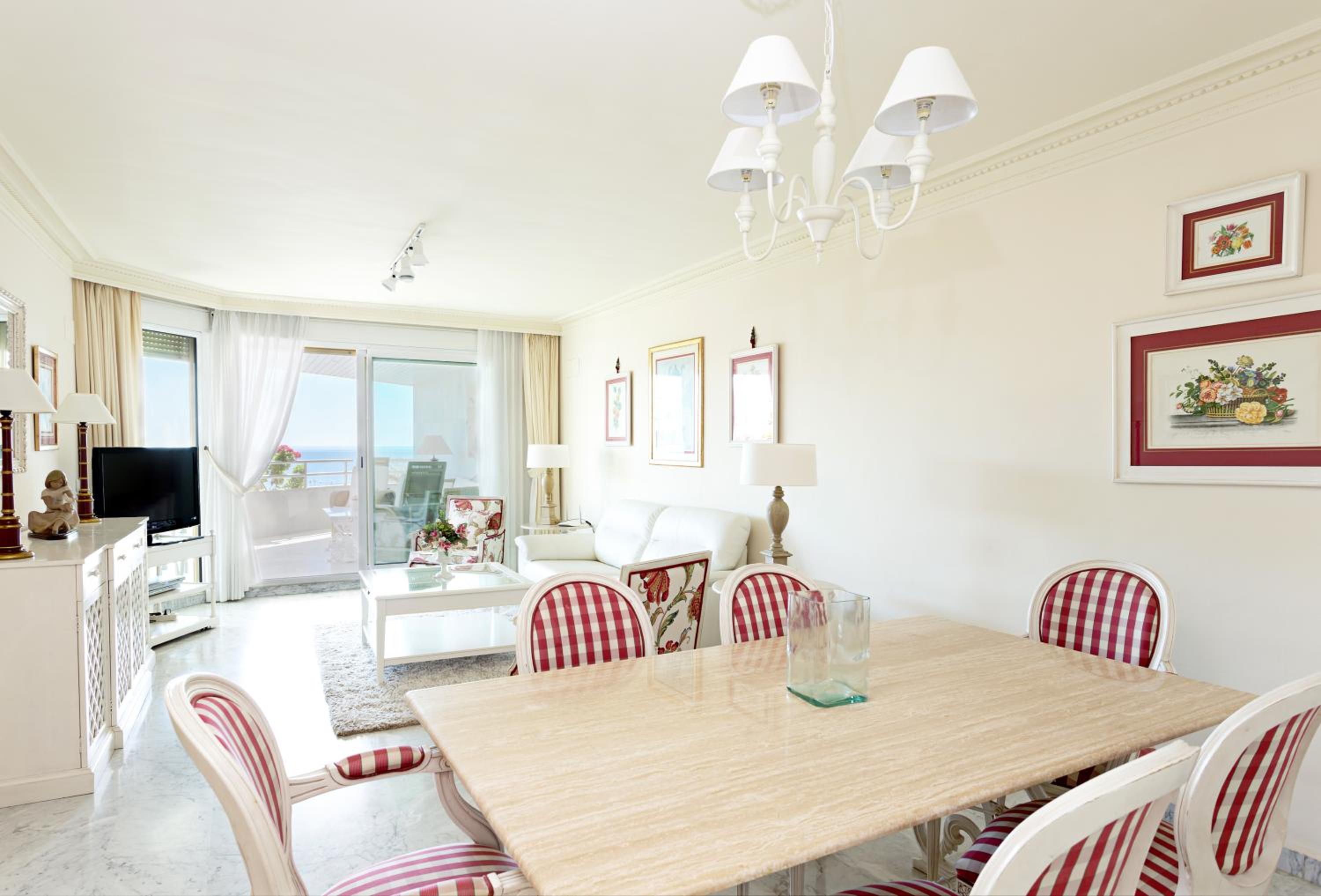 Two-Bedroom Classic Apartment - Photo 4