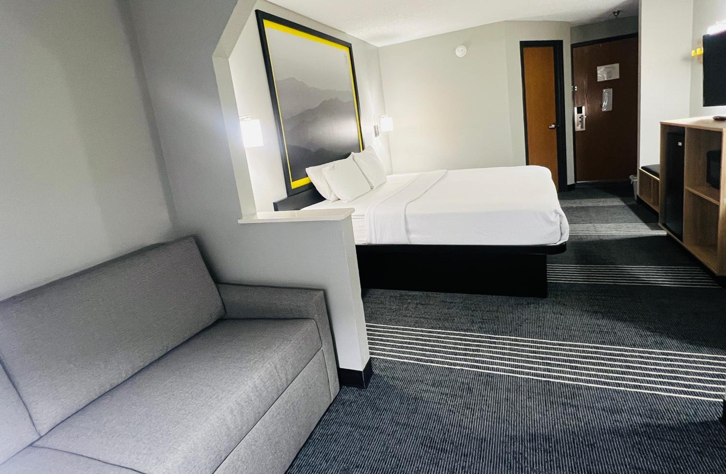 King Suite - Non-Smoking - Photo 4