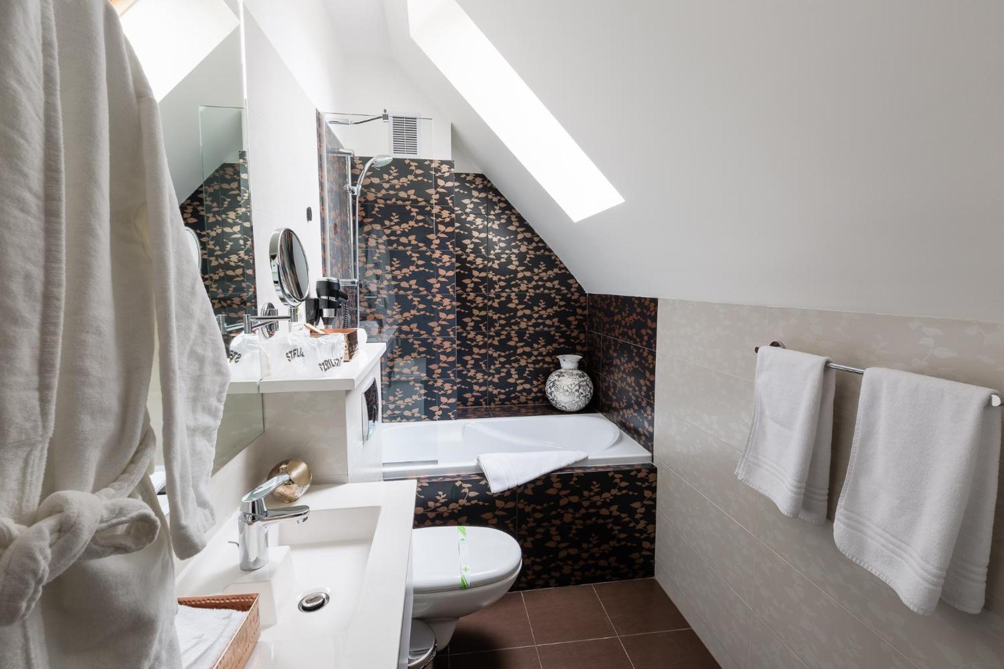 Deluxe Suite - Photo 6