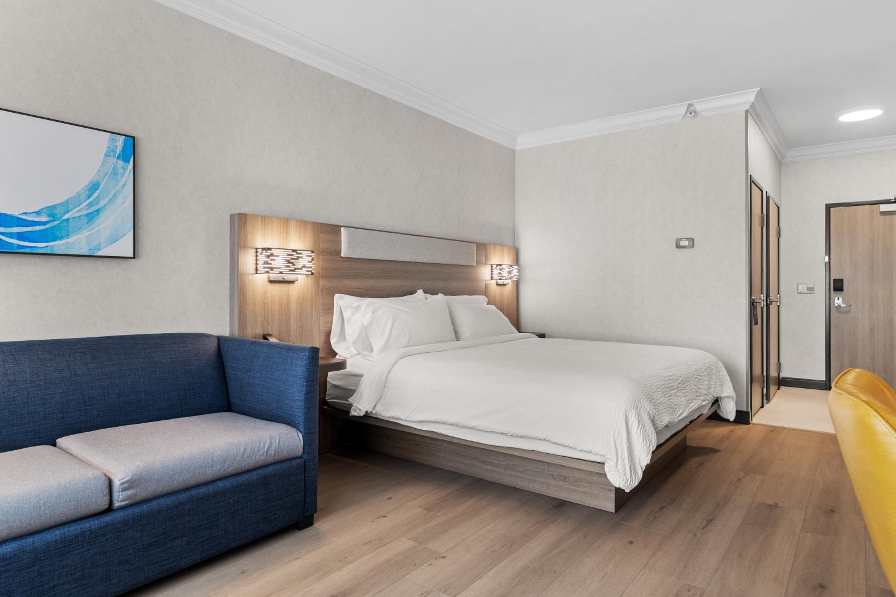 Standard King Room with Mobility Accessible Tub - Photo 6