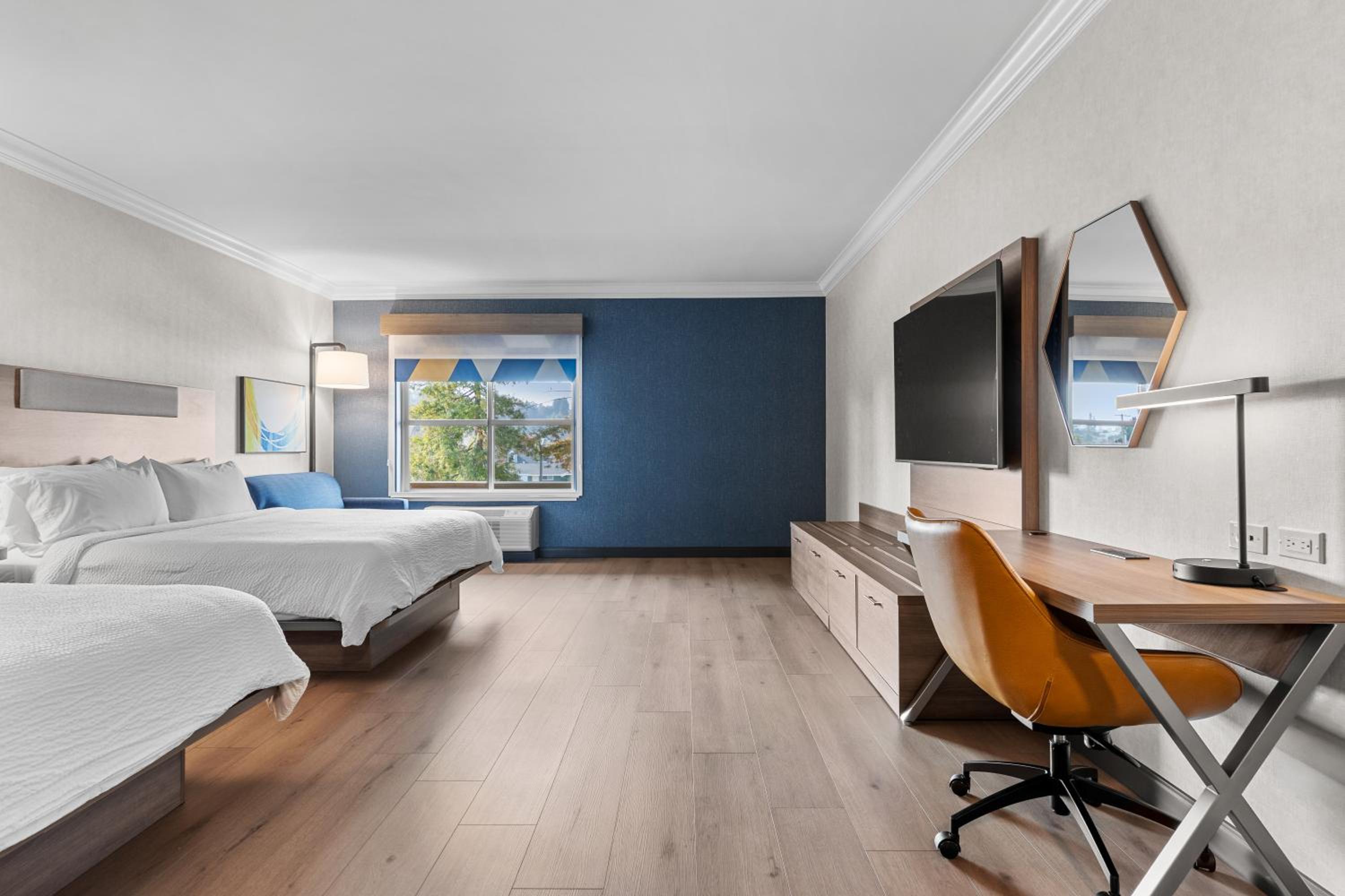 Queen Room with Two Queen Beds - Mobility Access Tub/Non-Smoking - Photo 6