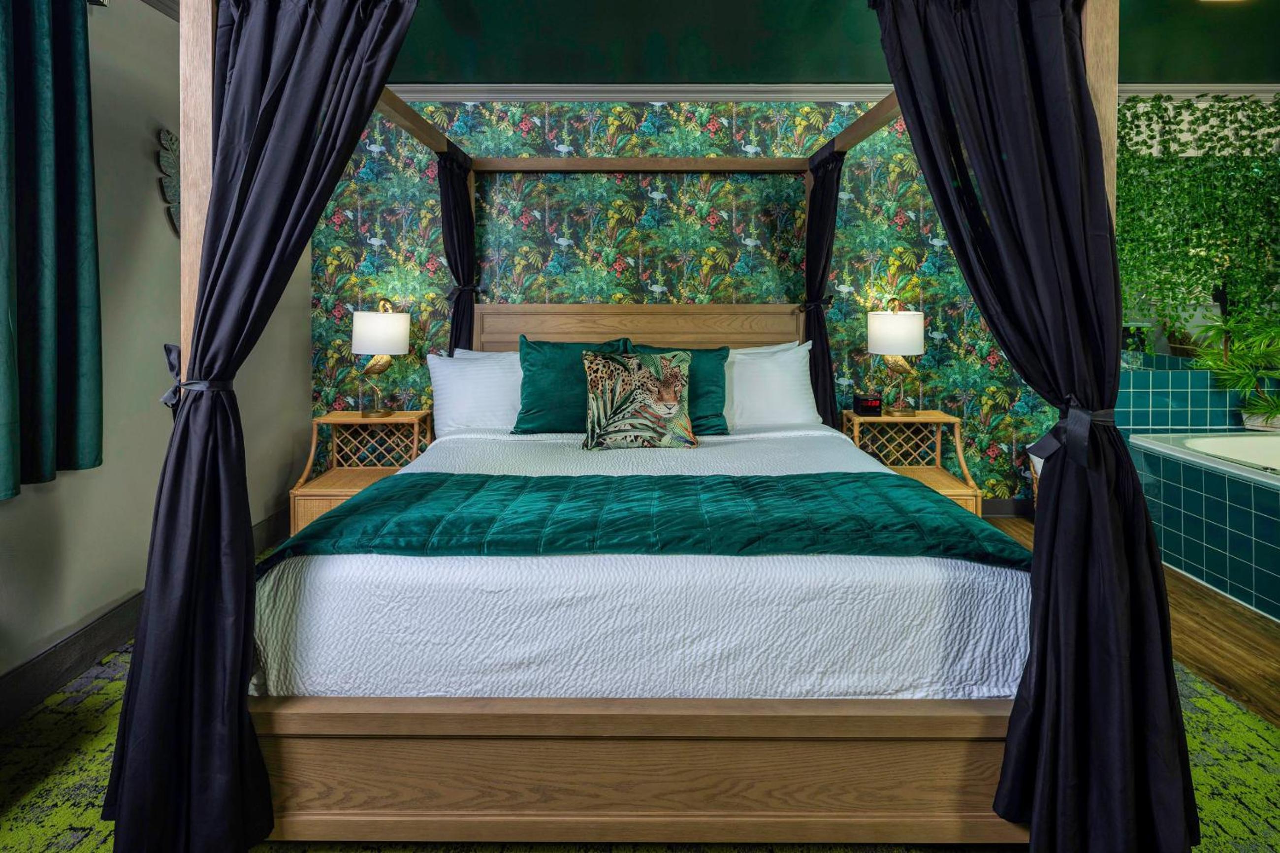 Rainforest Suite With Spa Bath photo 2
