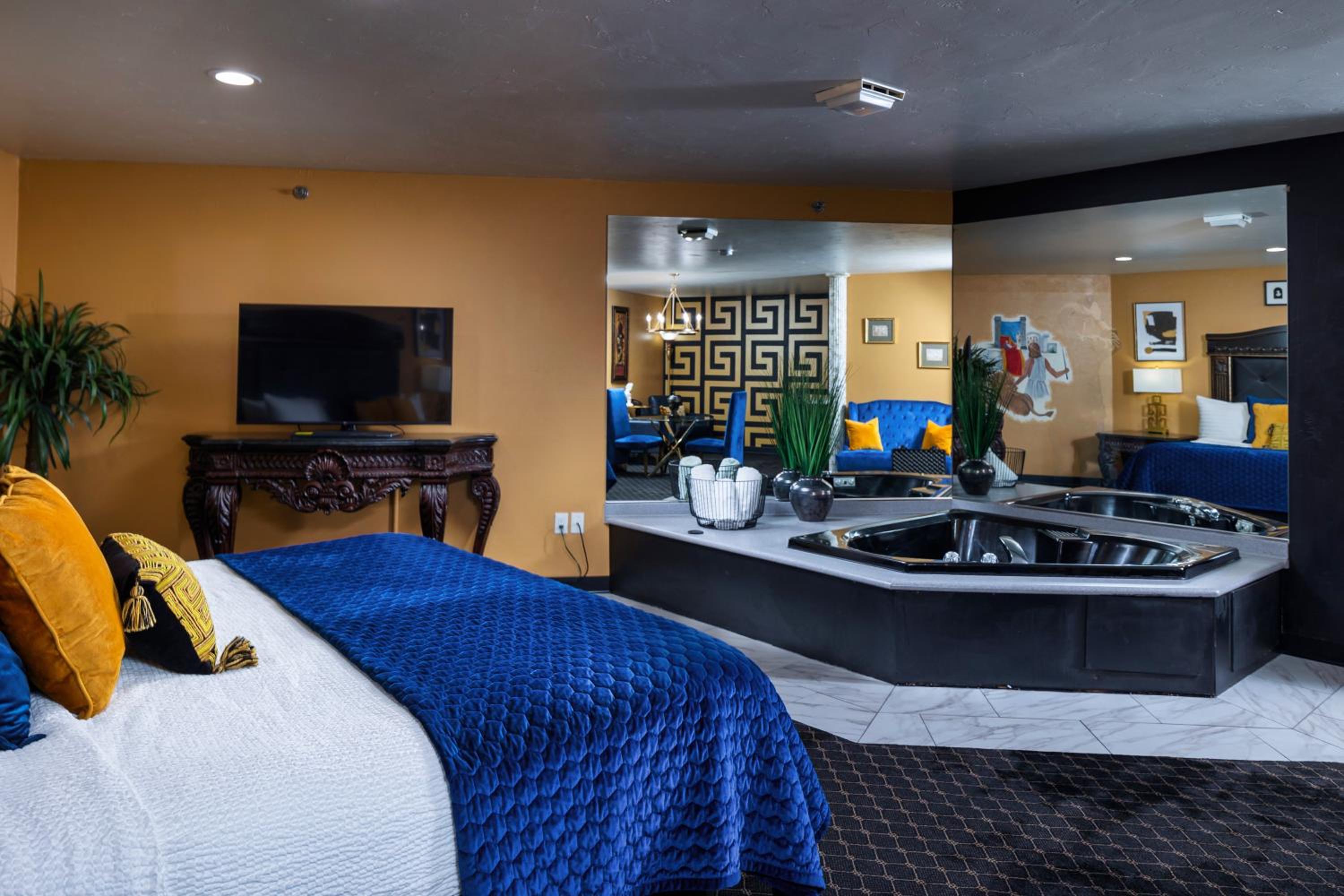 Caesars Suite with Spa Bath photo 1