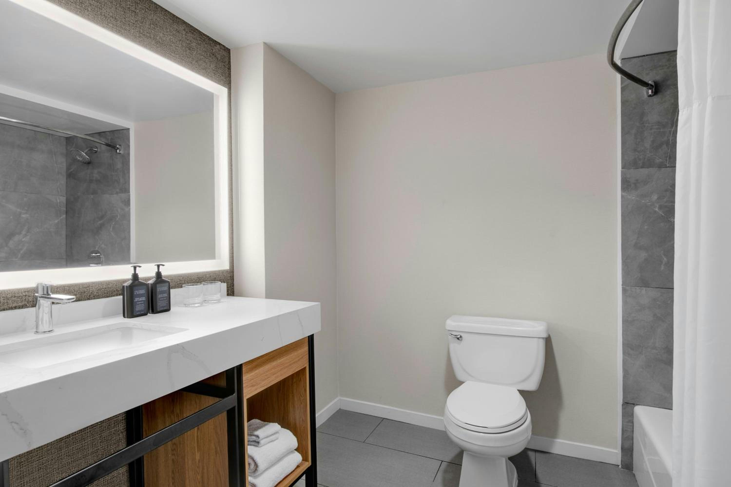 Double Room with Two Double Beds and Adapted Tub - Mobility Accessible