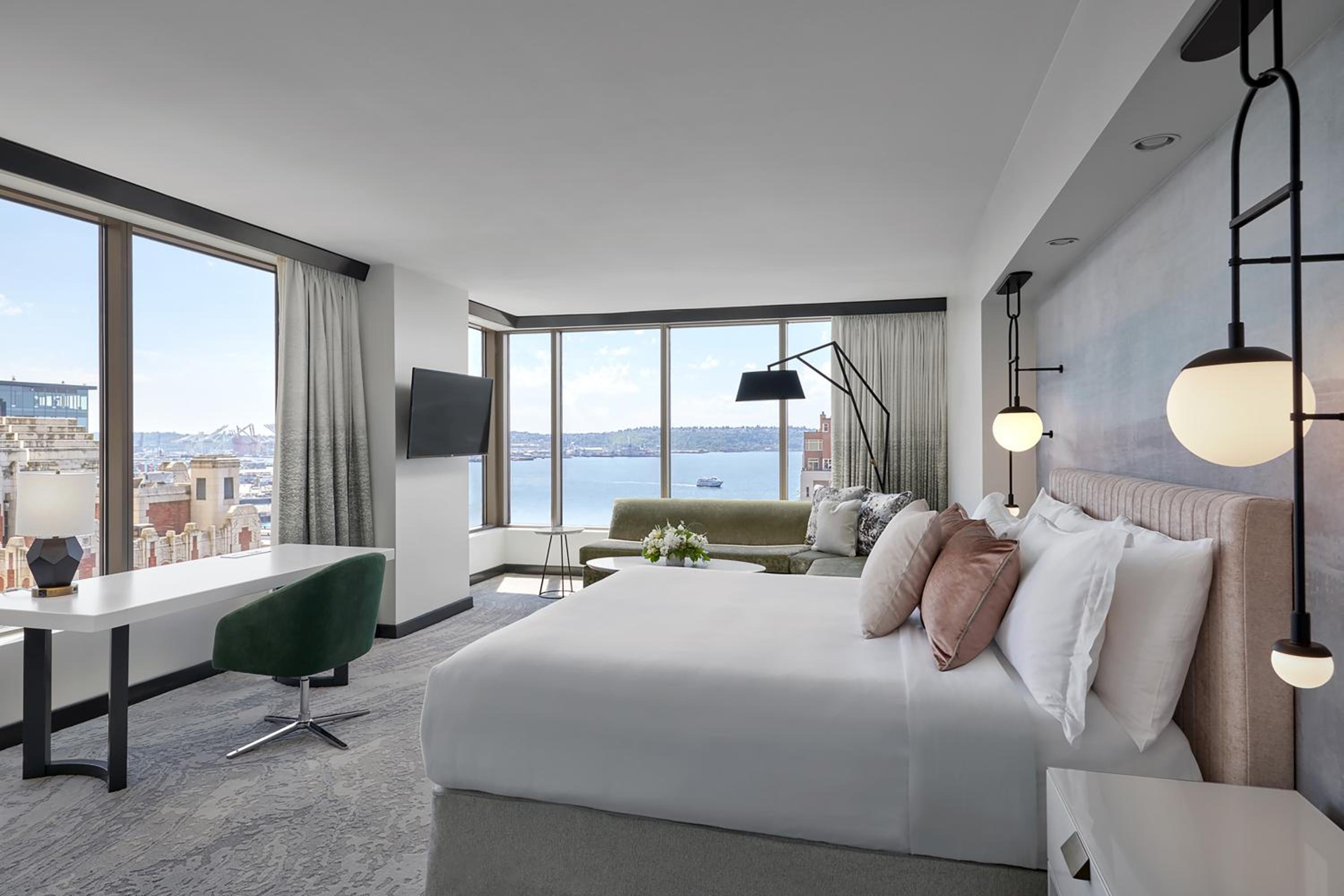 Junior King Suite with Water View - Photo 3