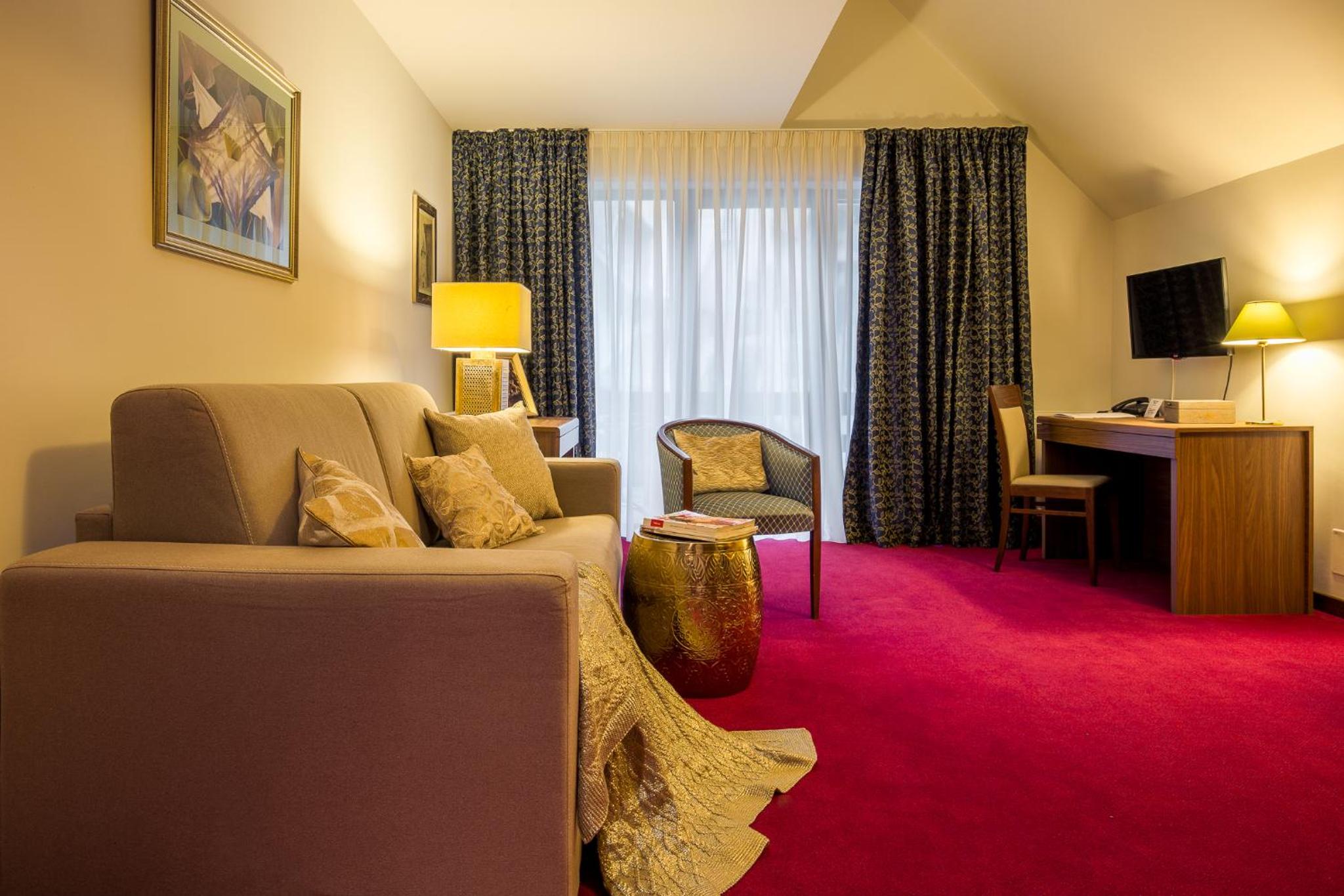 Executive Suite - Photo 10