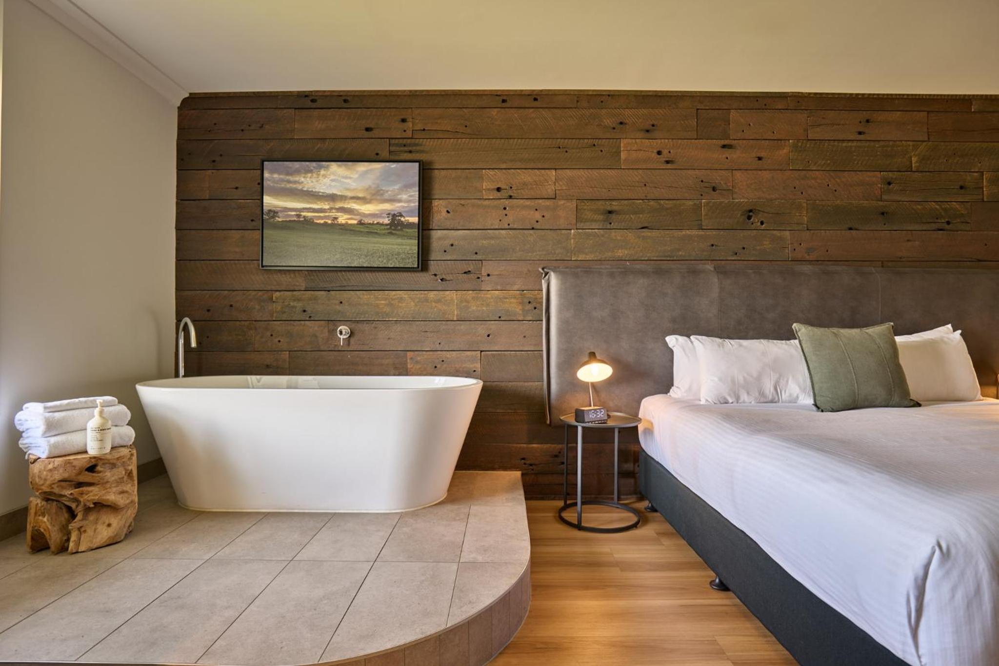 Deluxe King Room - Photo 4