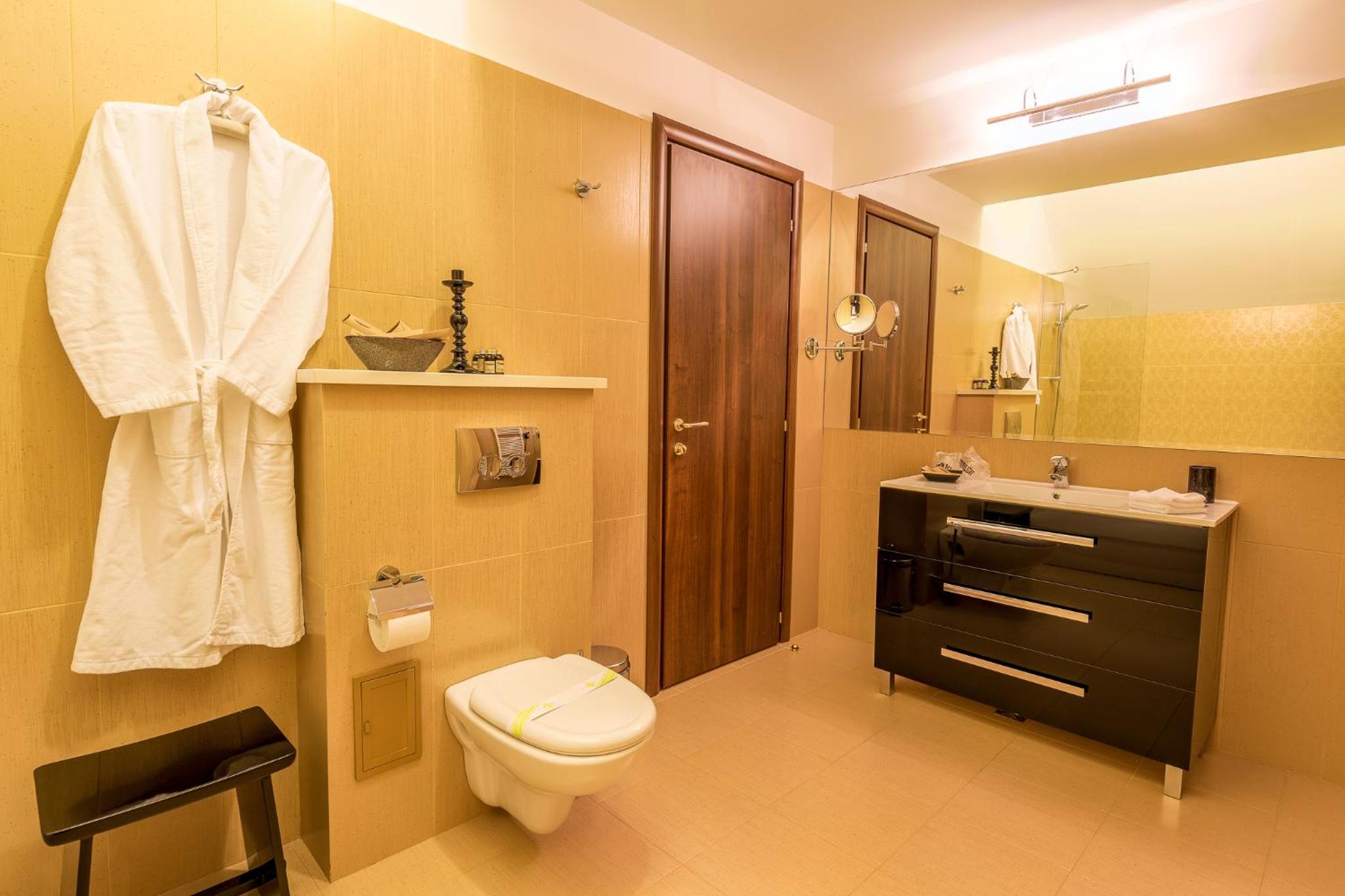 Executive Suite - Photo 6