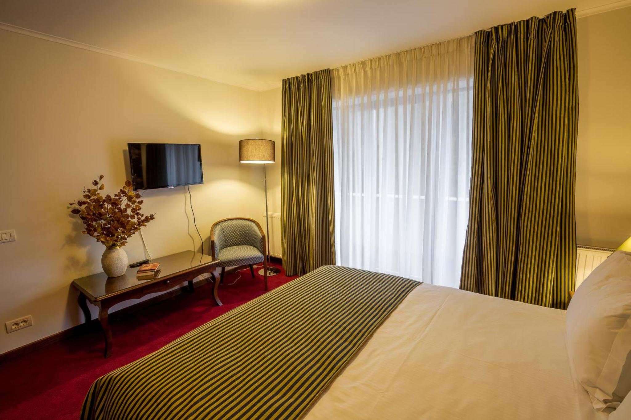 Executive Suite - Photo 4