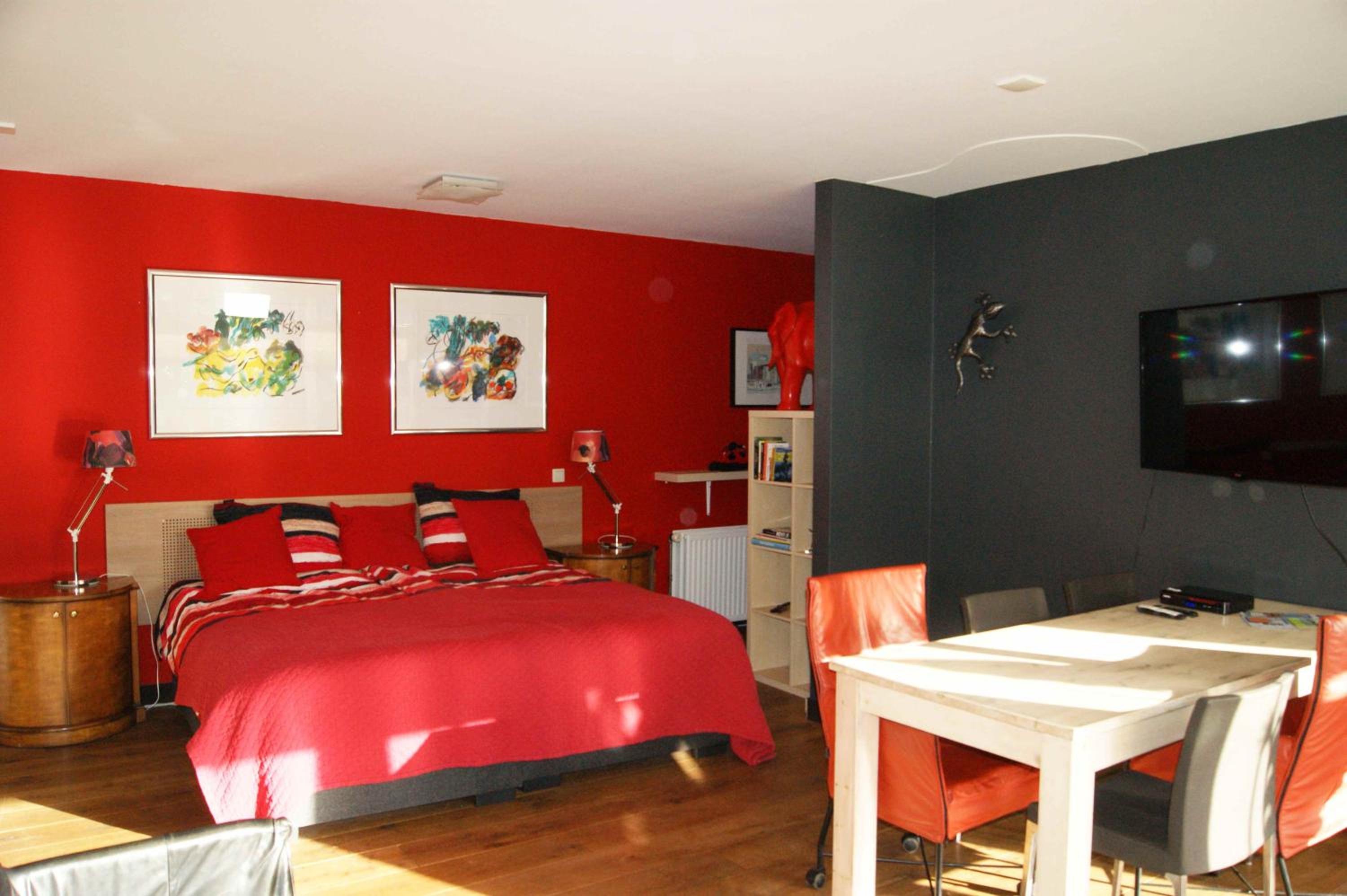 Large Family Room photo 3