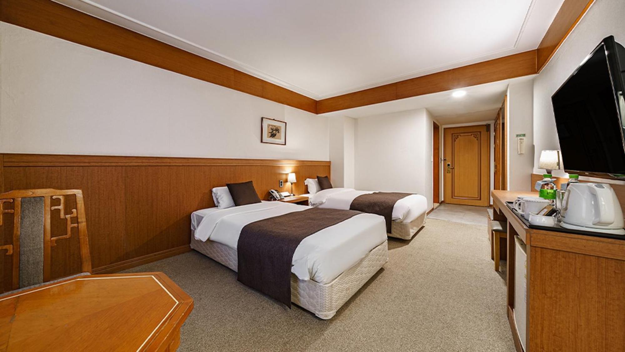Standard Twin Room - Photo 3