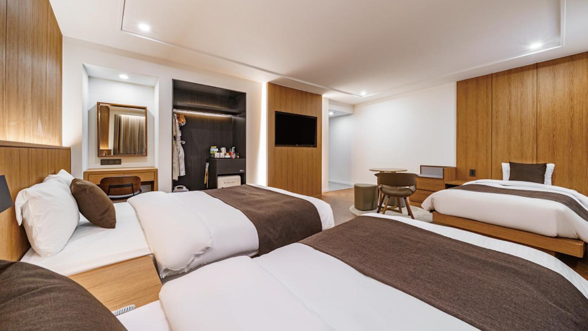 Triple Room with City View - Photo 4