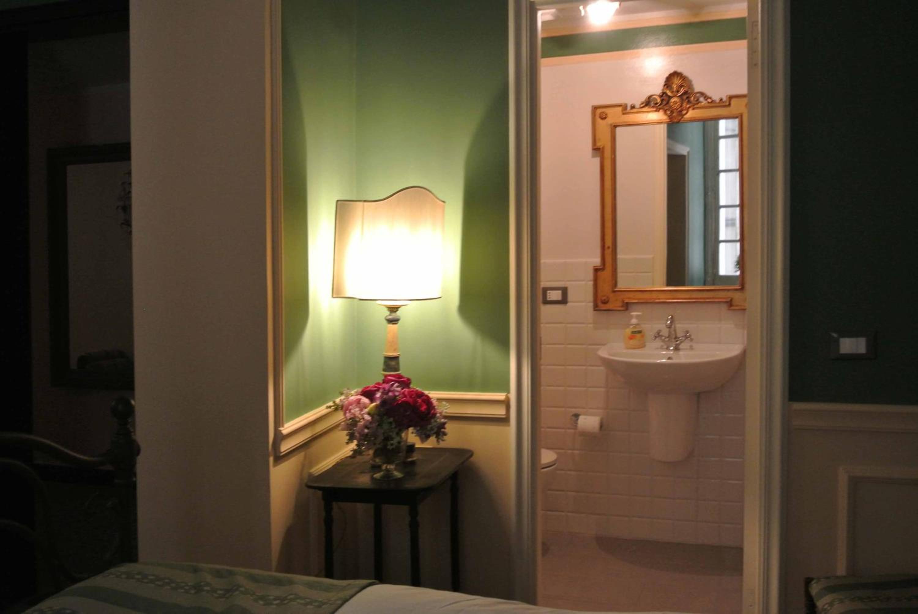 Queen Room photo 2