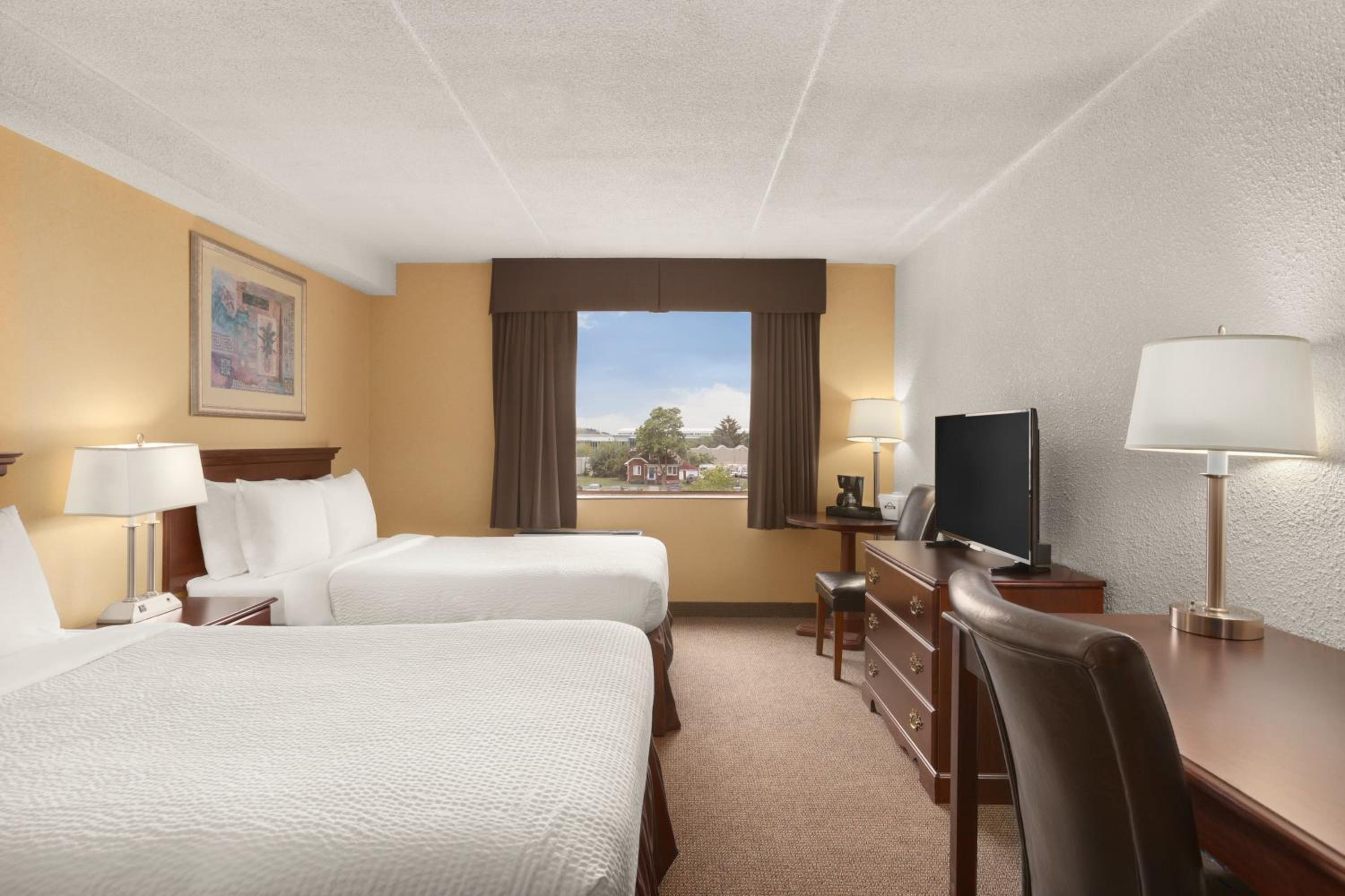 Queen Room with Two Queen Beds - Non-Smoking photo 3