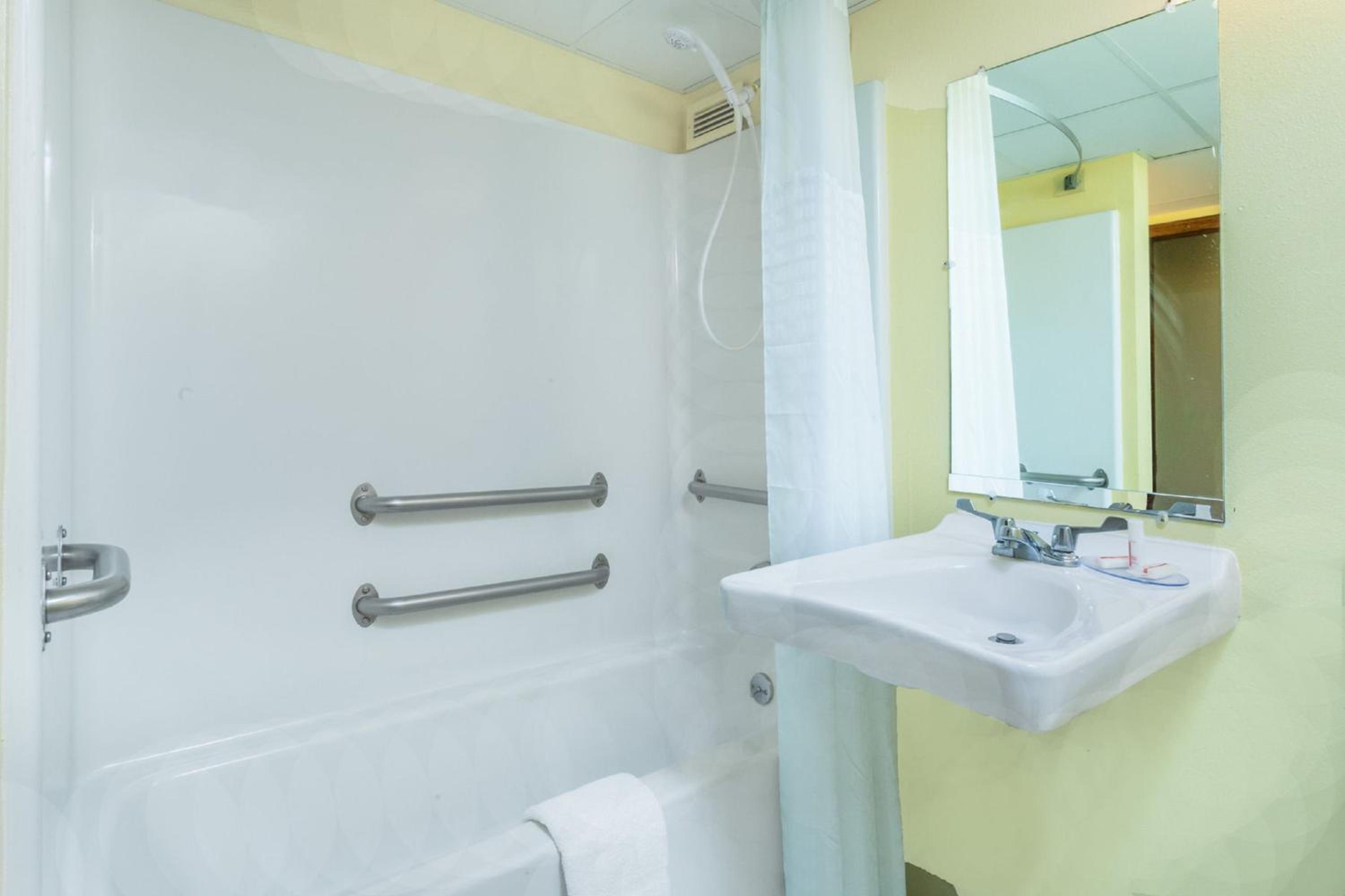 Double Room - Disability Access/Non-Smoking - Photo 3
