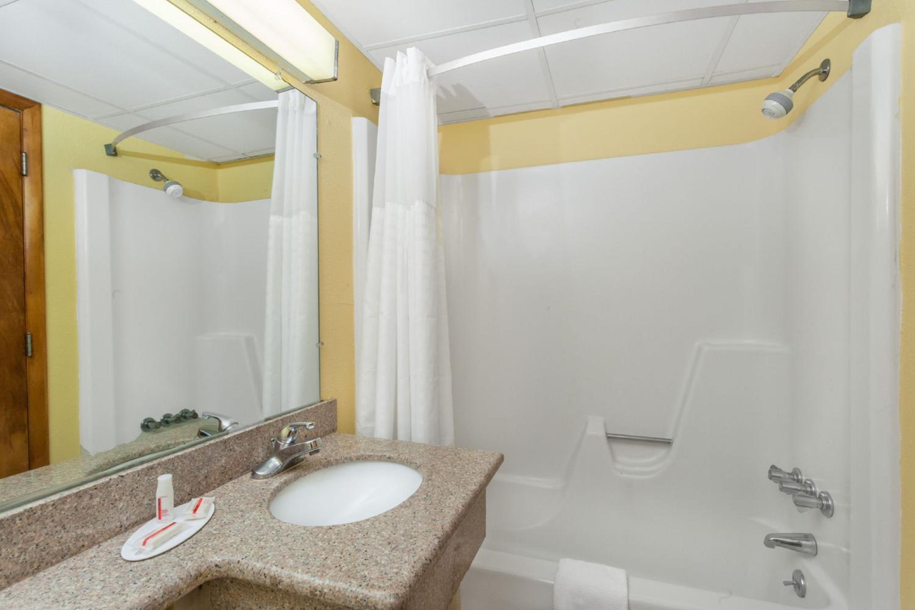 King Room - Non-Smoking - Photo 3