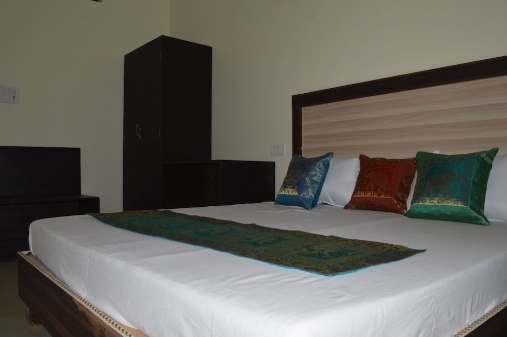 Basic Double or Twin Room, 1 King Bed, Non Smoking, Garden View photo 3
