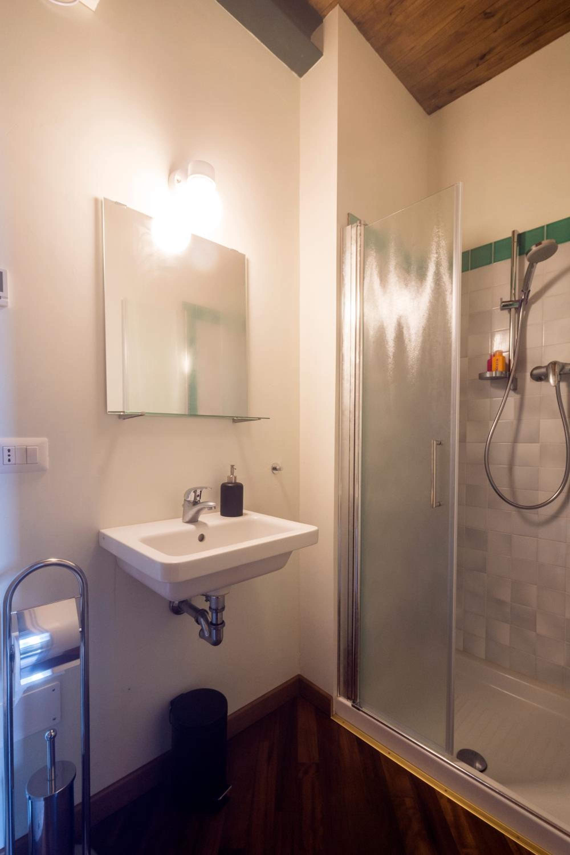 Double Room with Private Bathroom - Photo 4