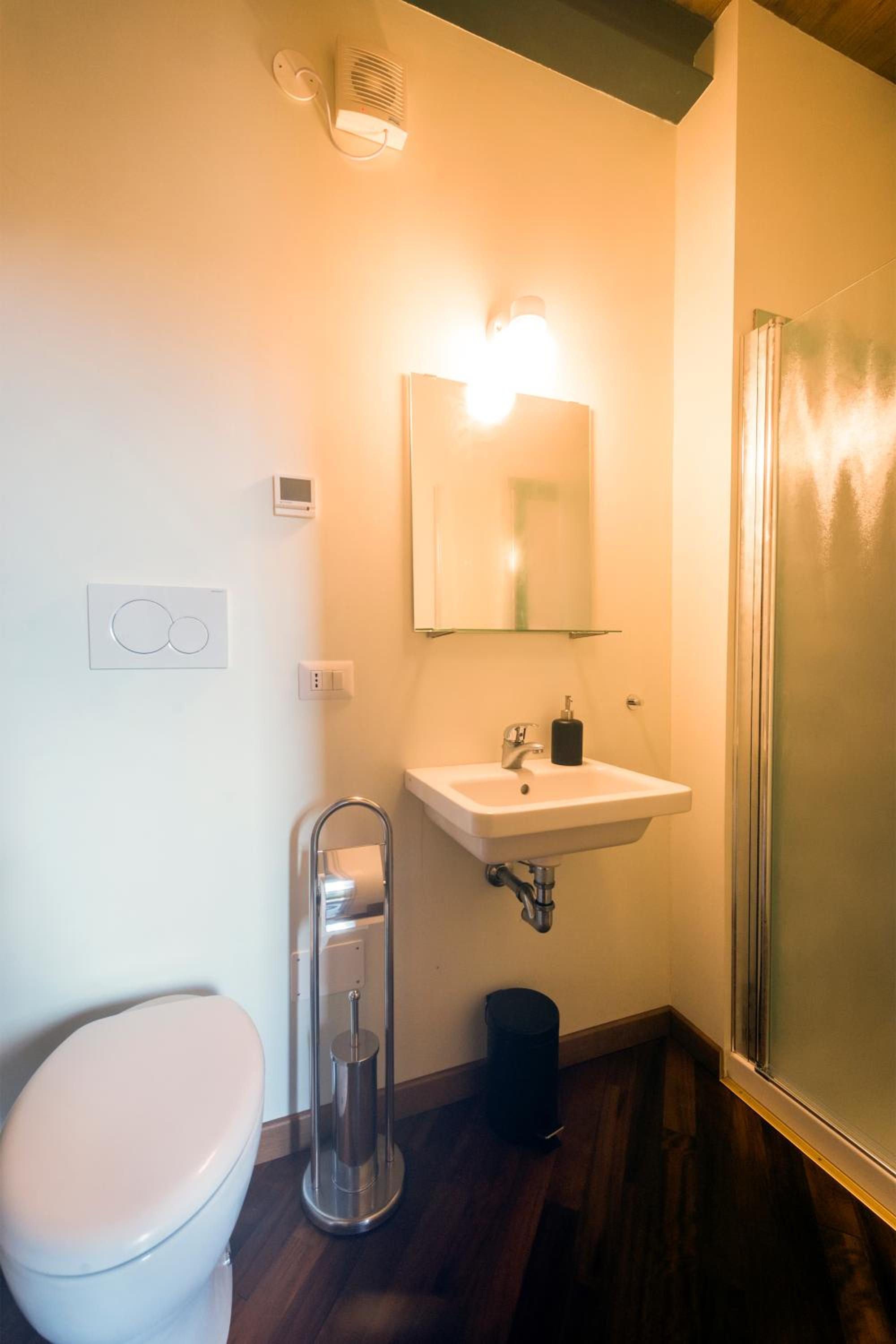 Double Room with Private Bathroom - Photo 2