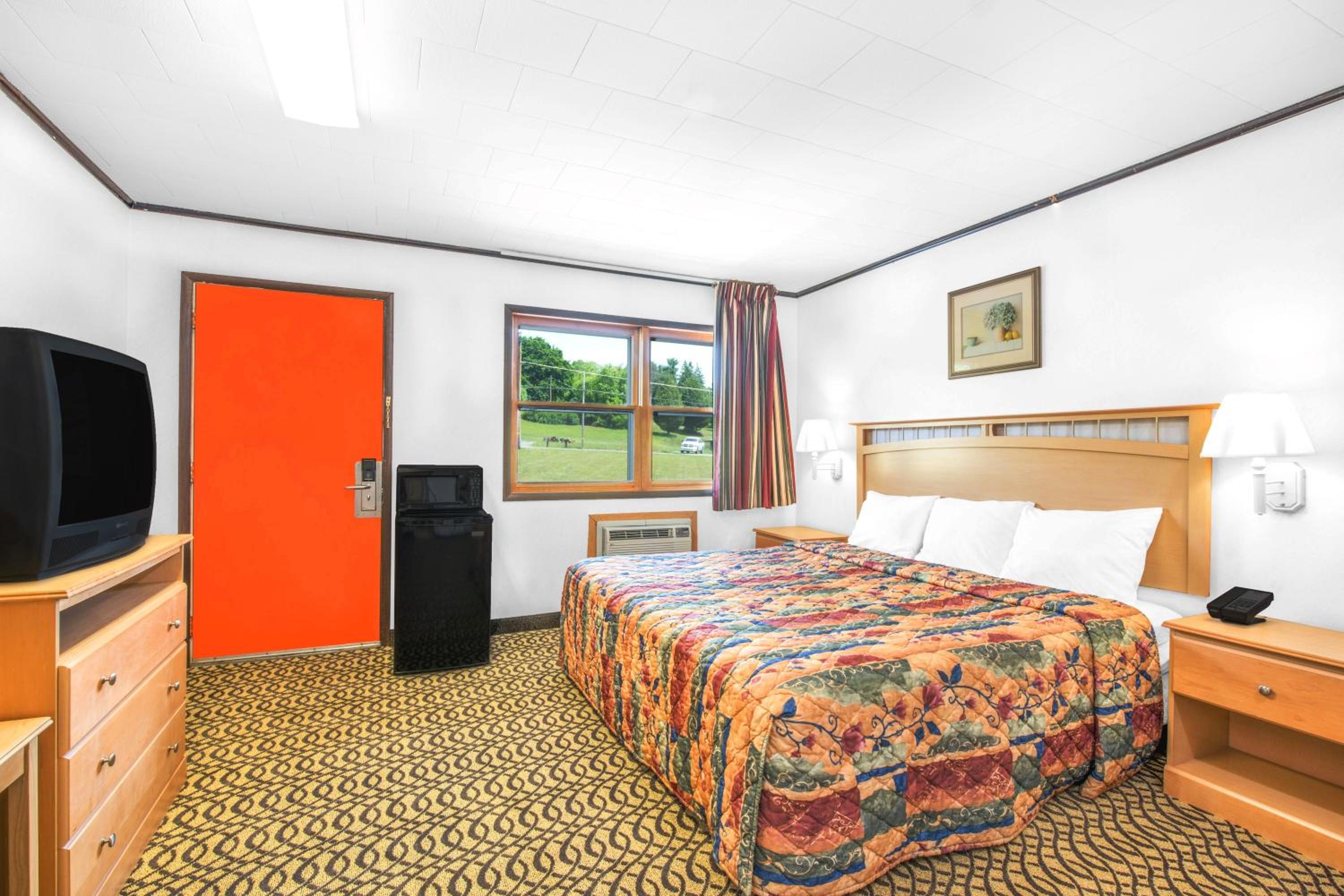 King Room - Non-Smoking - Photo 4
