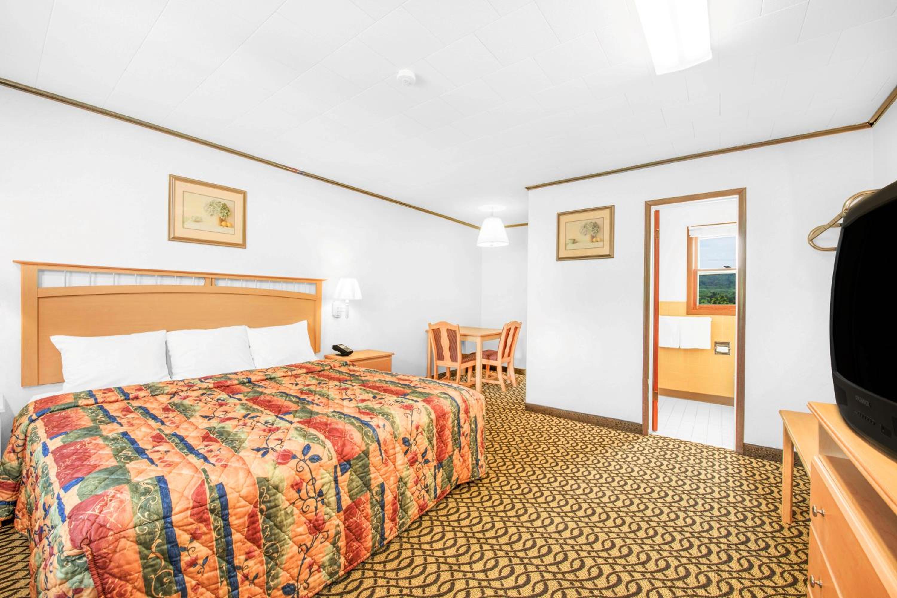 King Room - Non-Smoking - Photo 2