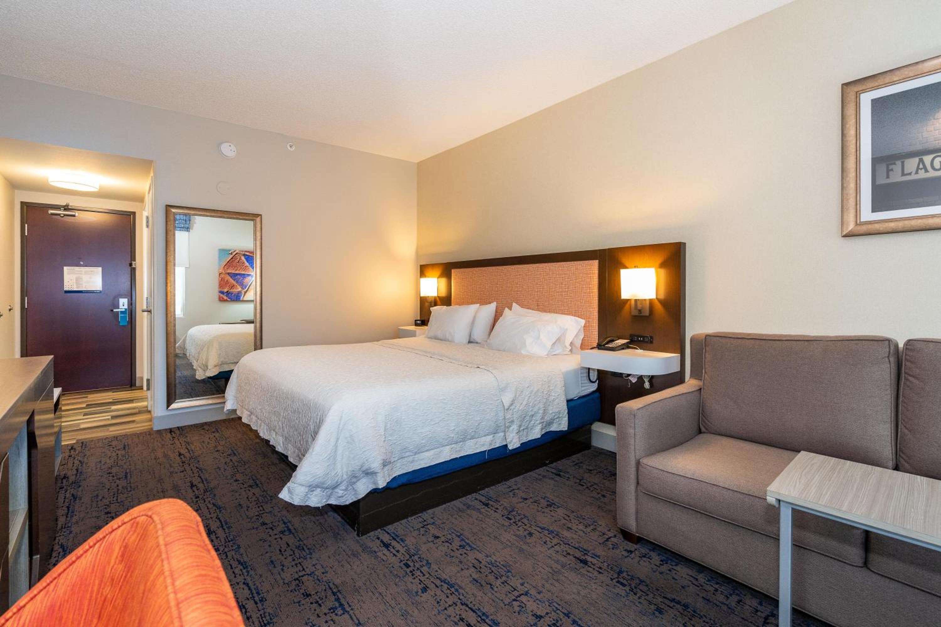 King Room with King Bed - Non-Smoking - Photo 2
