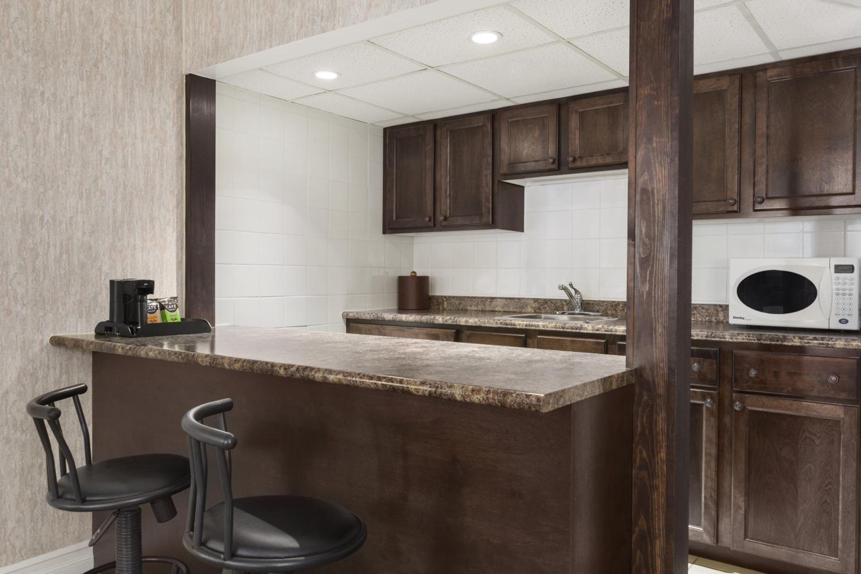 One-Bedroom King Suite - Non-Smoking - Photo 3