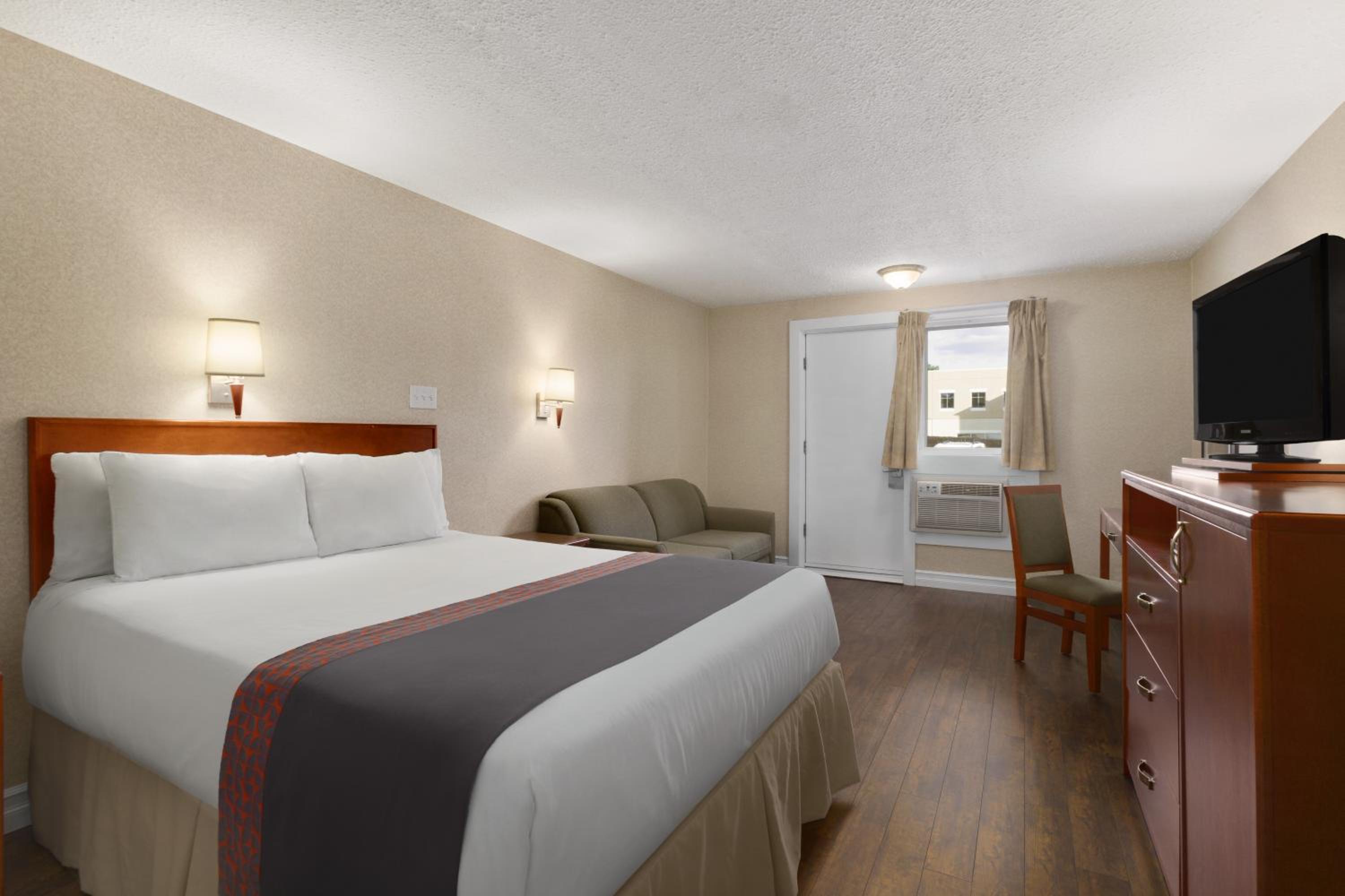 King Room - Non-Smoking - Photo 2