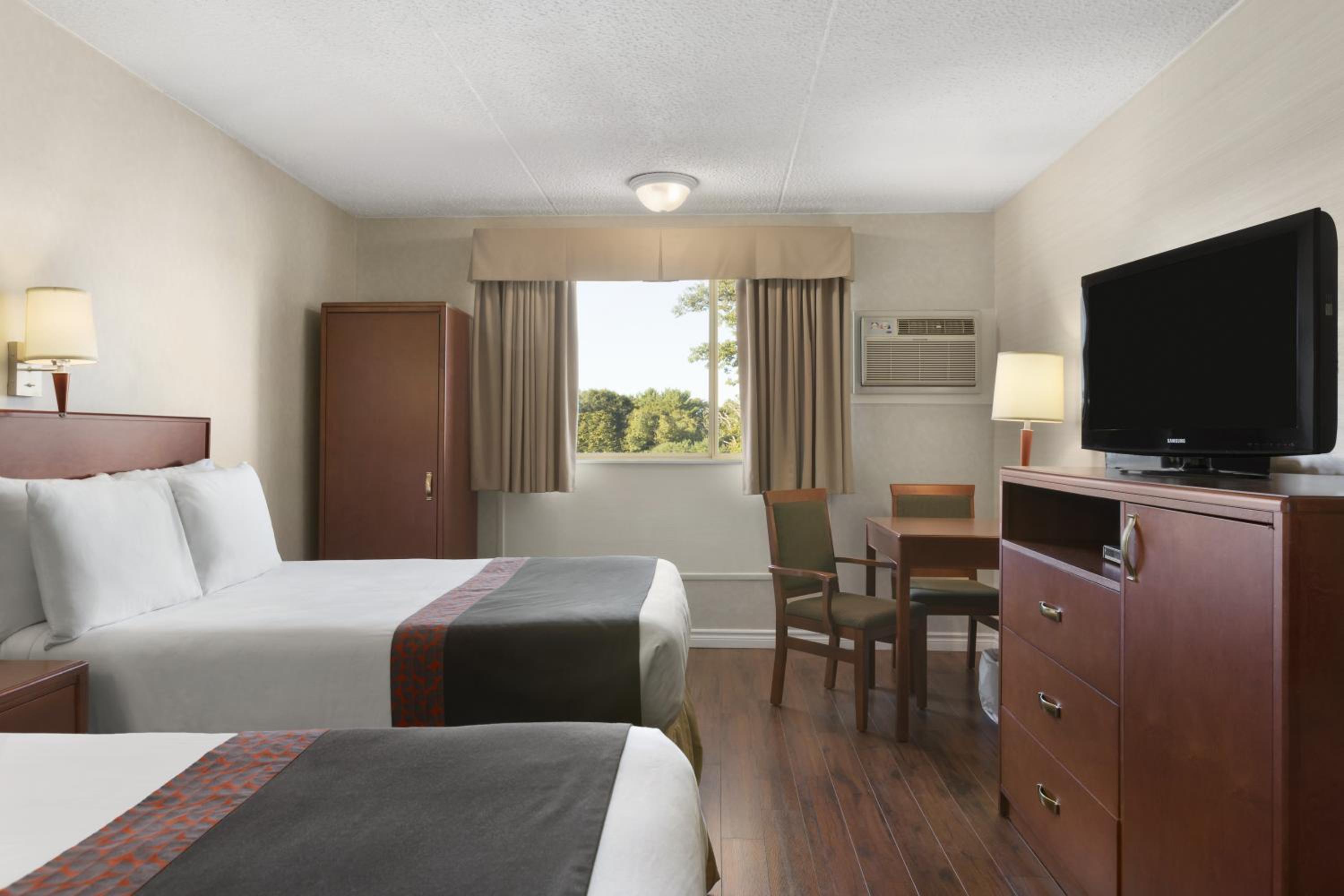 Double Room with Two Double Beds - Non-Smoking - Photo 2
