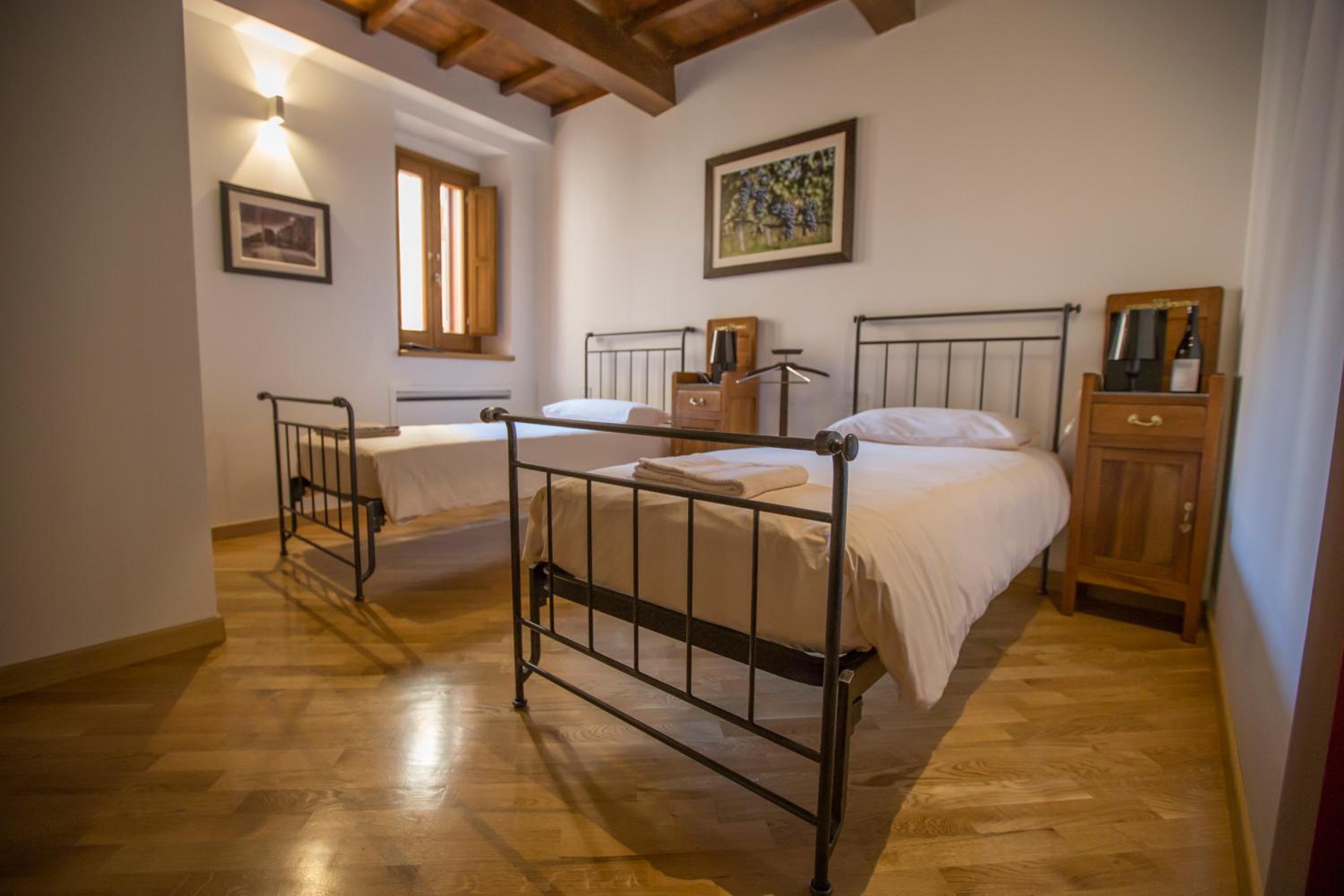 Twin Room with City View - Photo 6