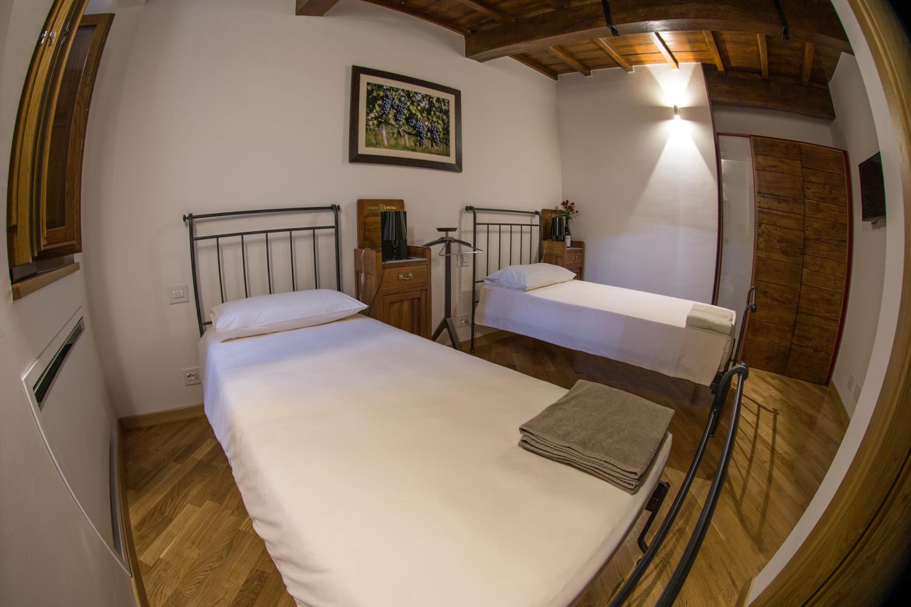 Twin Room with City View - Photo 3