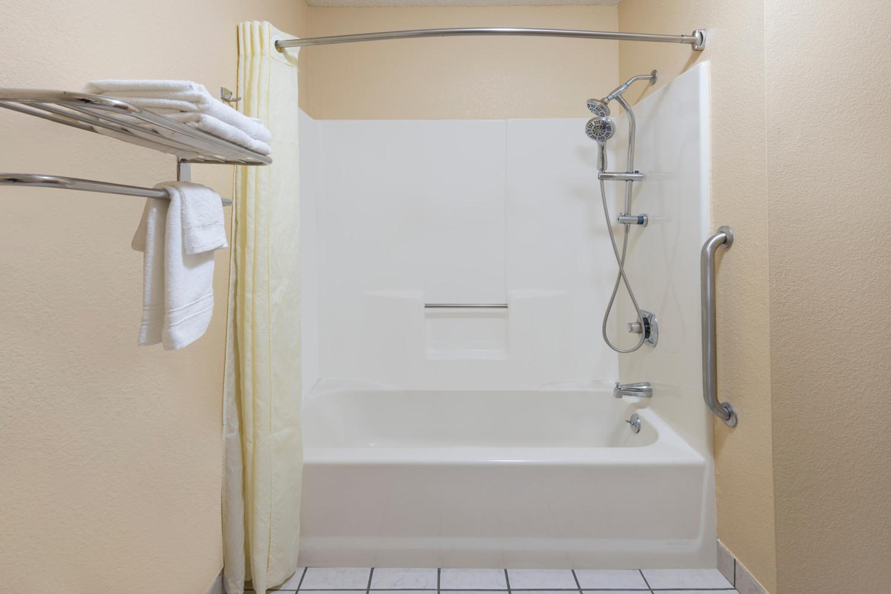 1 King Bed, Mobility Accessible Room, Non-Smoking. - Photo 4