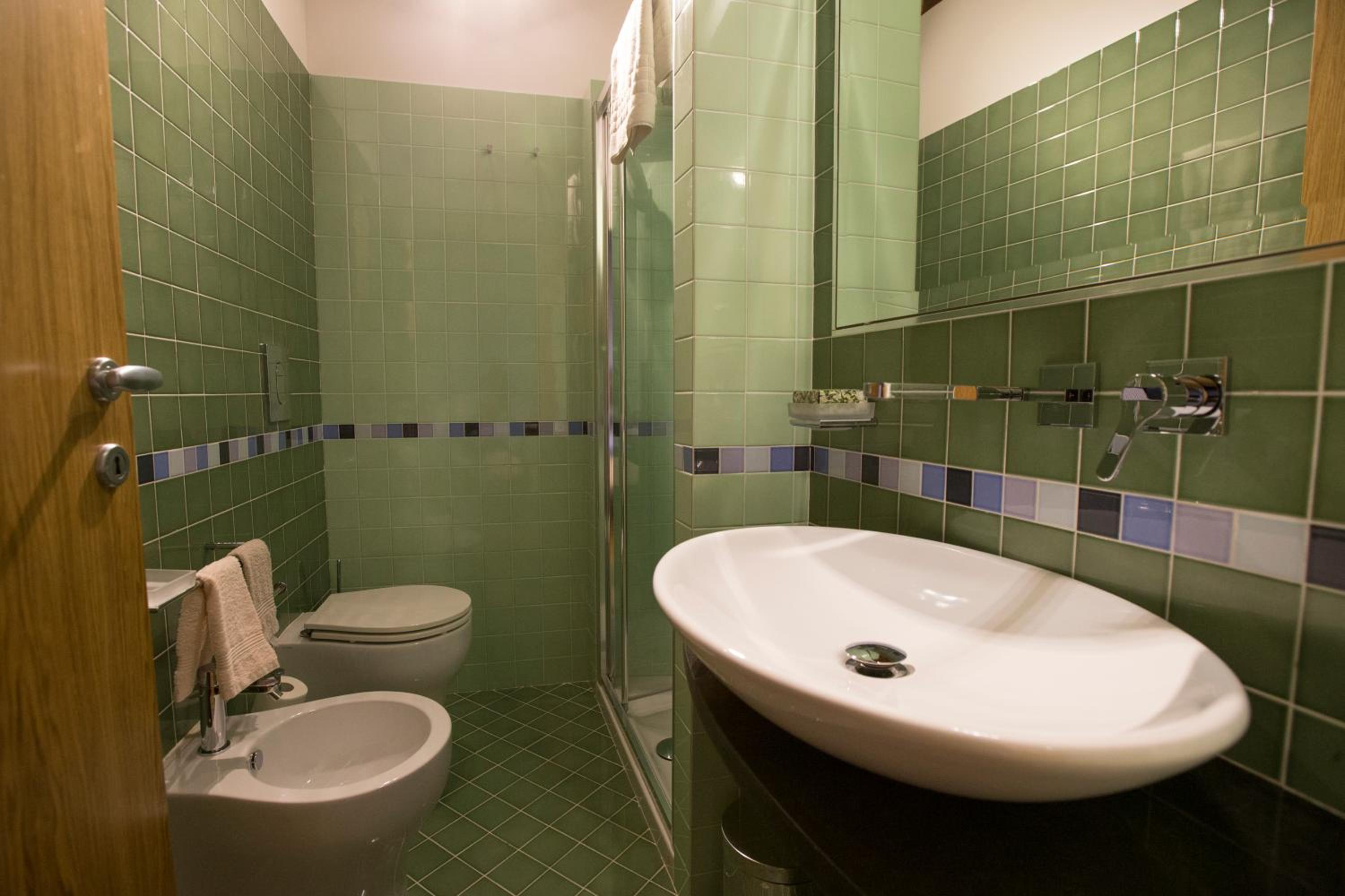 Twin Room with City View - Photo 18