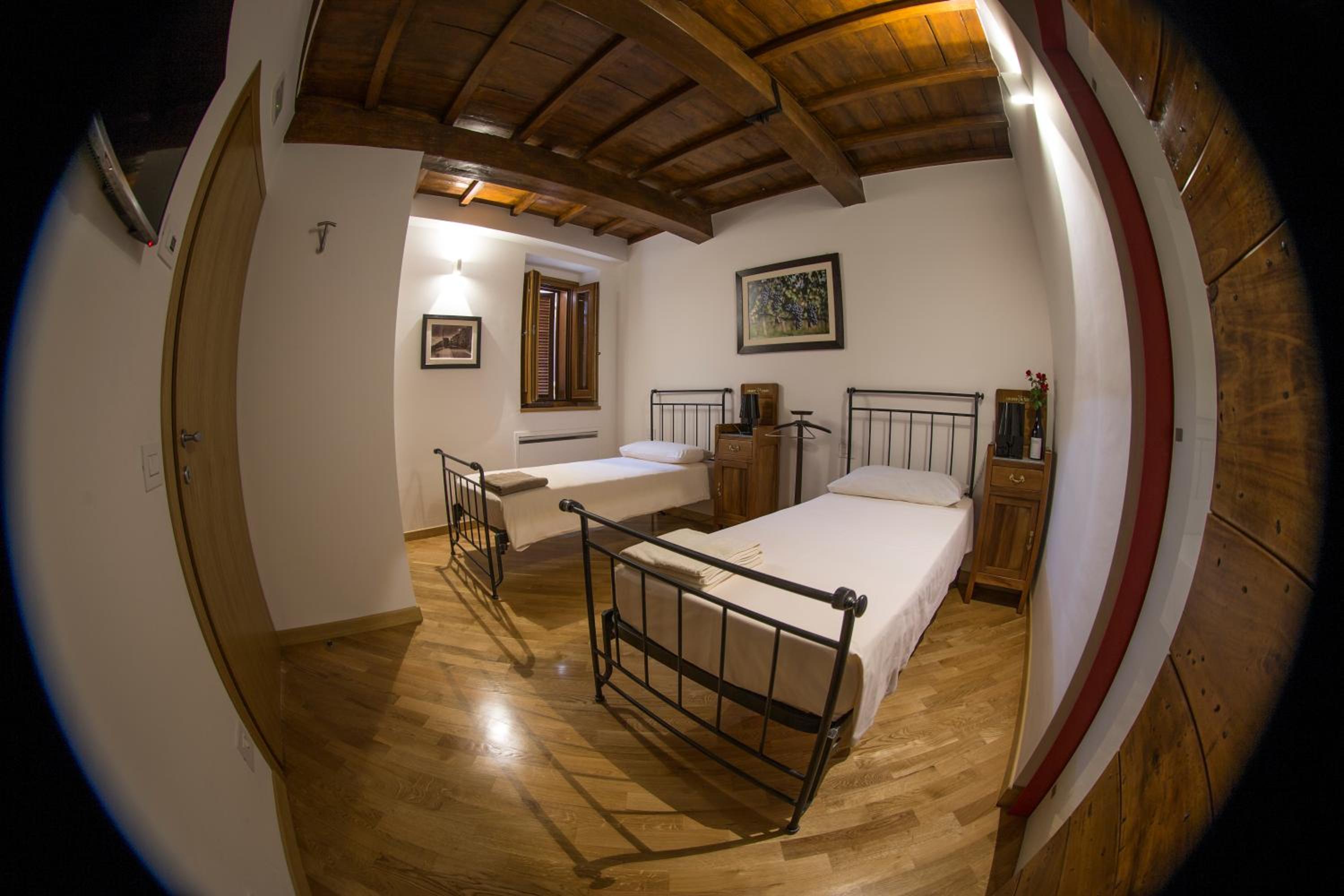 Twin Room with City View - Photo 5