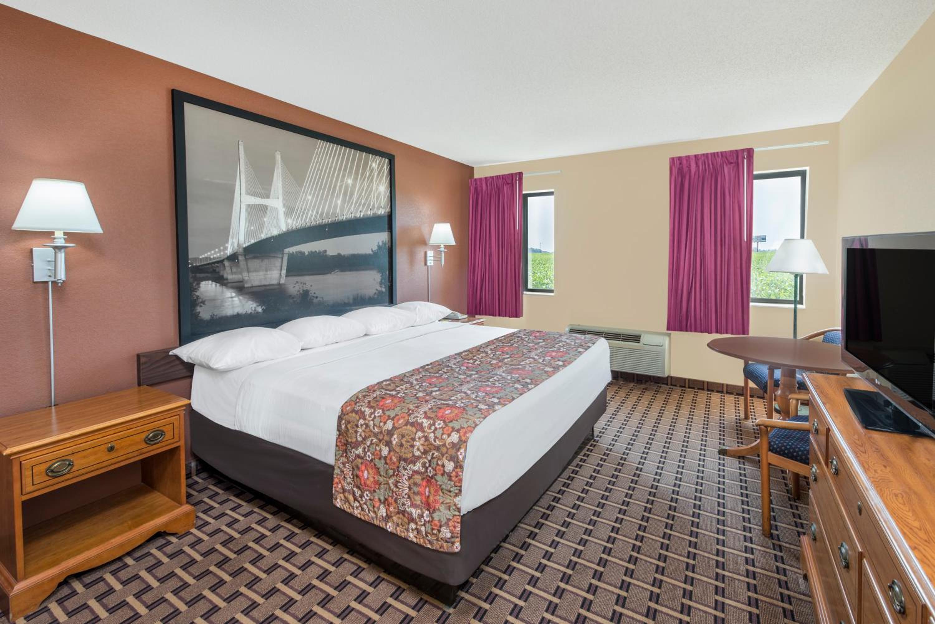 1 King Bed, Mobility Accessible Room, Non-Smoking. - Photo 3