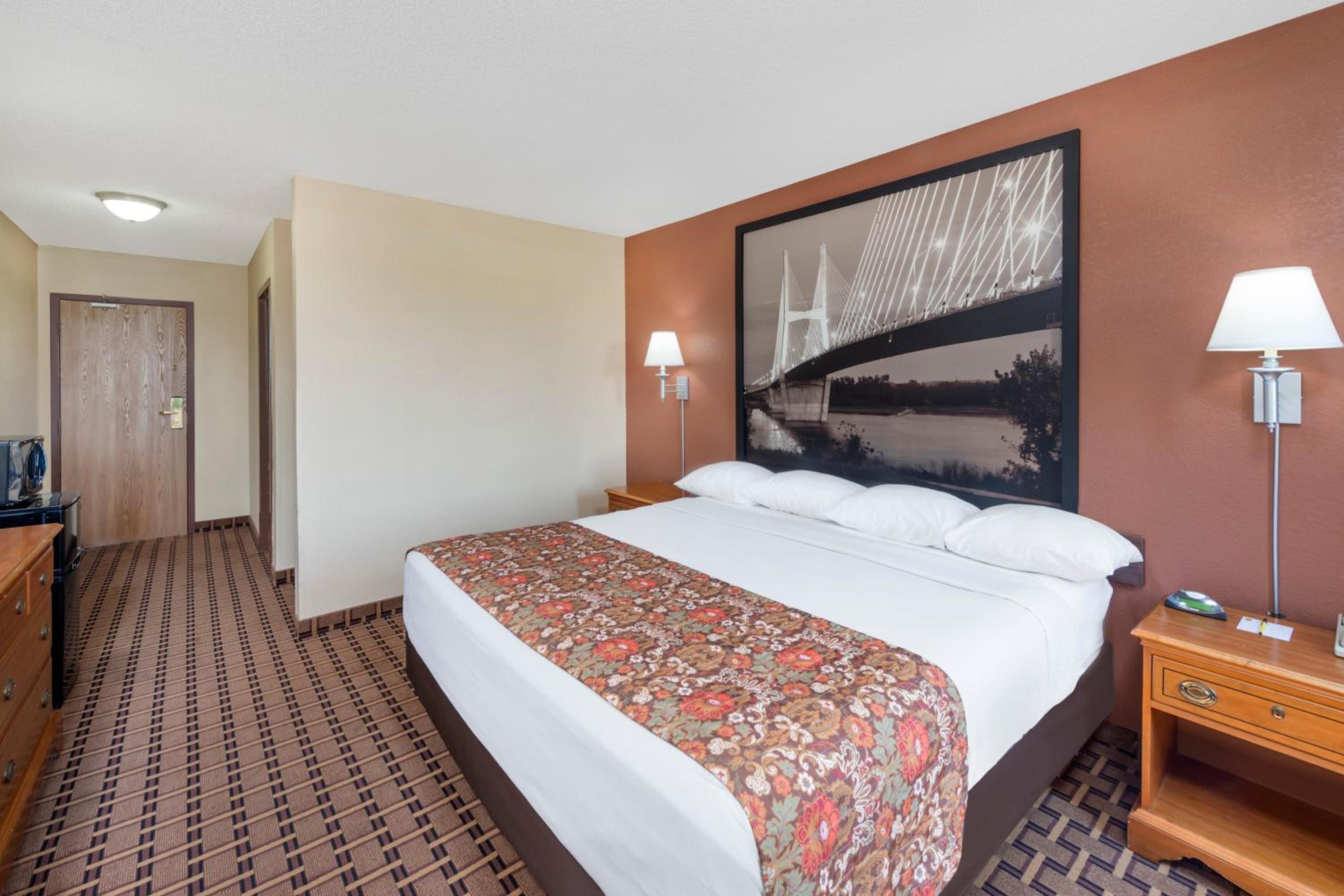 1 King Bed, Mobility Accessible Room, Non-Smoking. - Photo 2