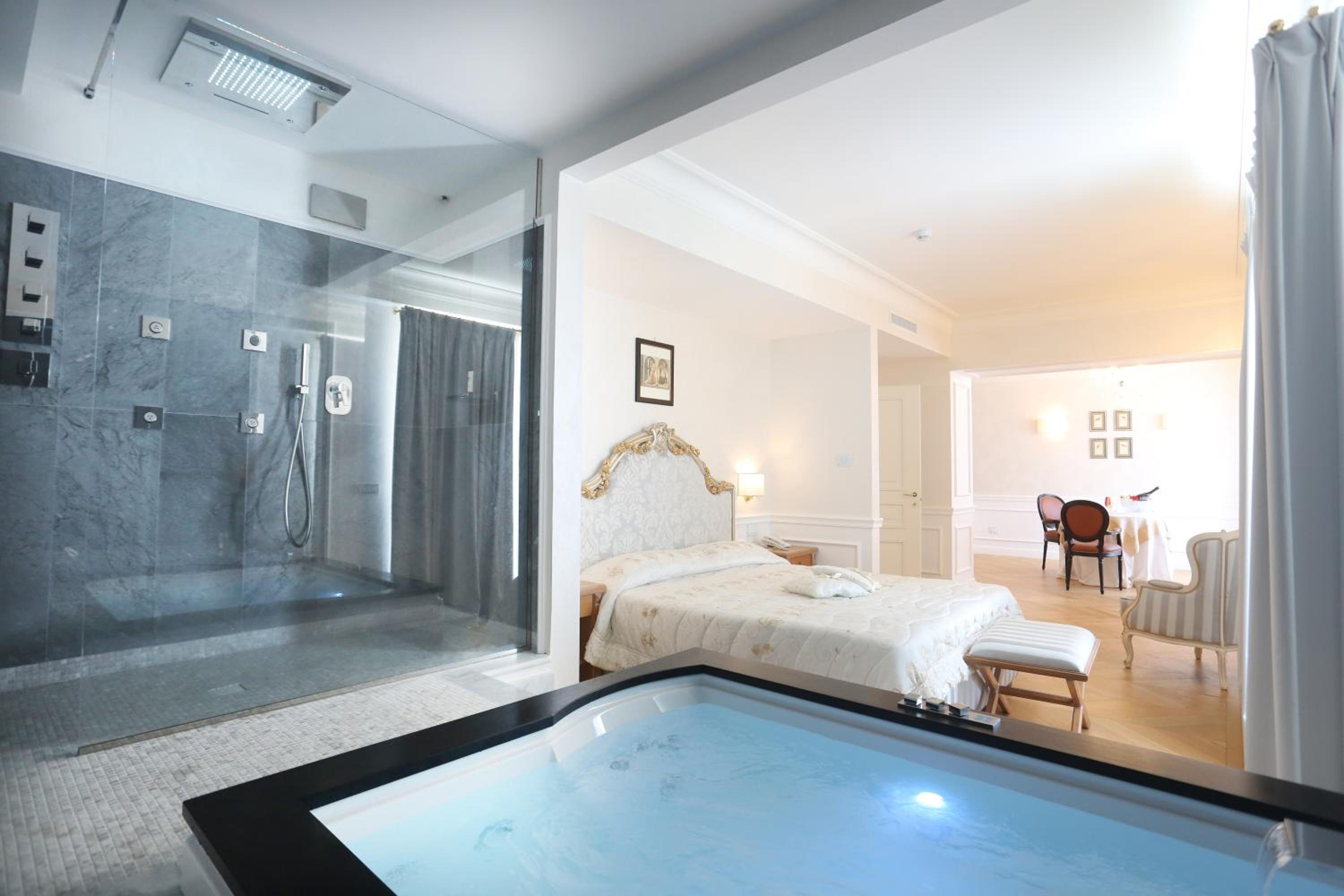 Deluxe Suite with Spa Bath - Photo 3